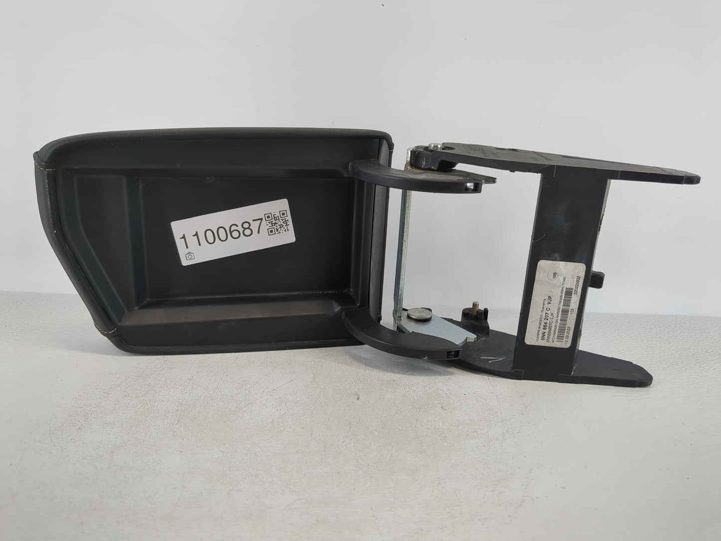 2020-2022 Volkswagen Tiguan Center Console Armrest Cover Lid Fits Fits 2020 2021 2022 OEM Used Auto Parts - Oemusedautoparts