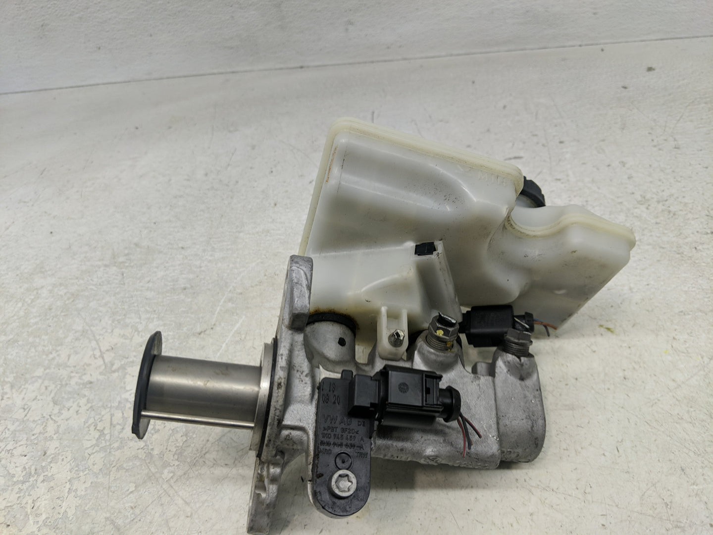 2018-2022 Volkswagen Tiguan Brake Master Cylinder - Oemusedautoparts1.com