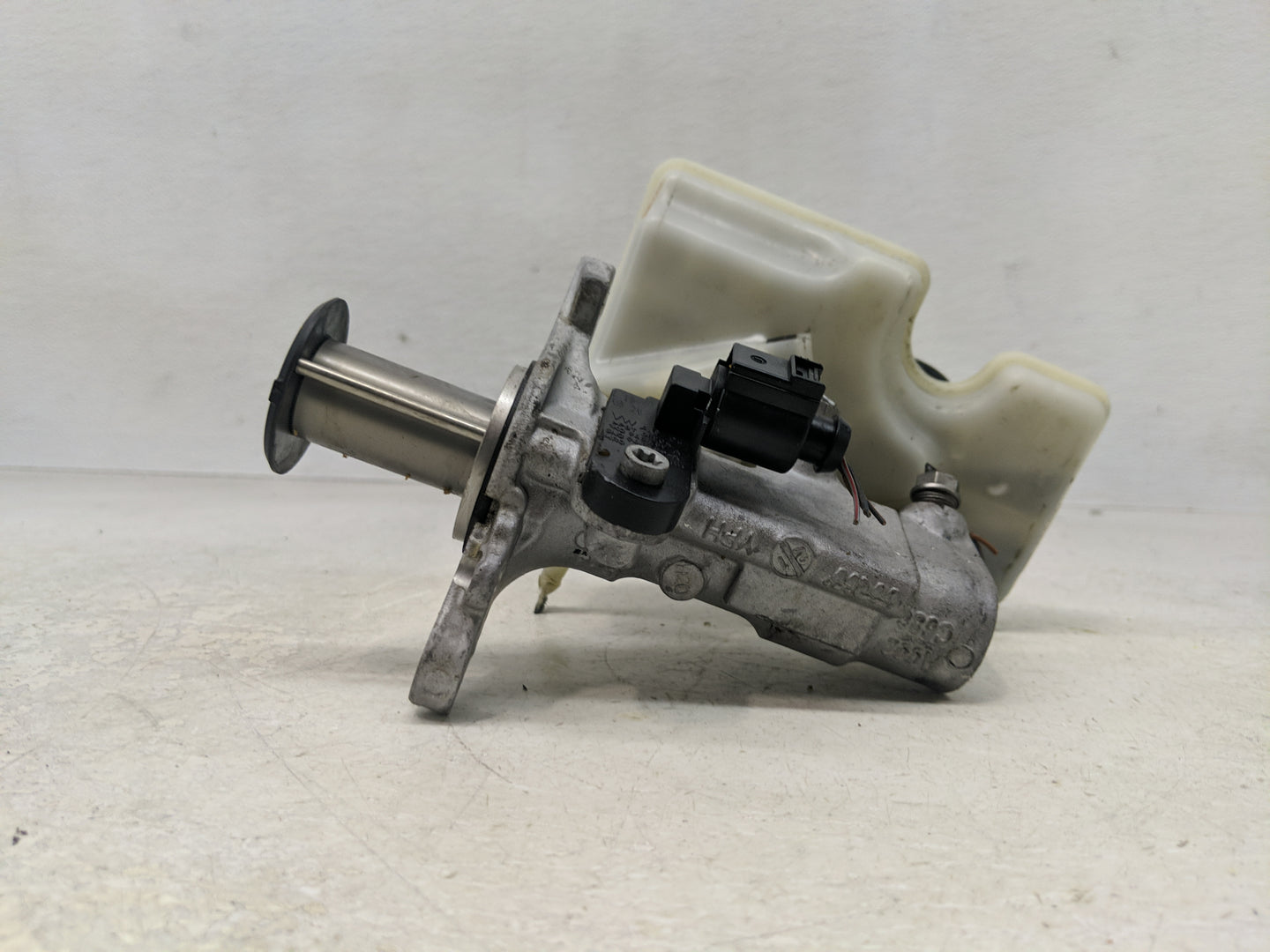 2018-2022 Volkswagen Tiguan Brake Master Cylinder - Oemusedautoparts1.com
