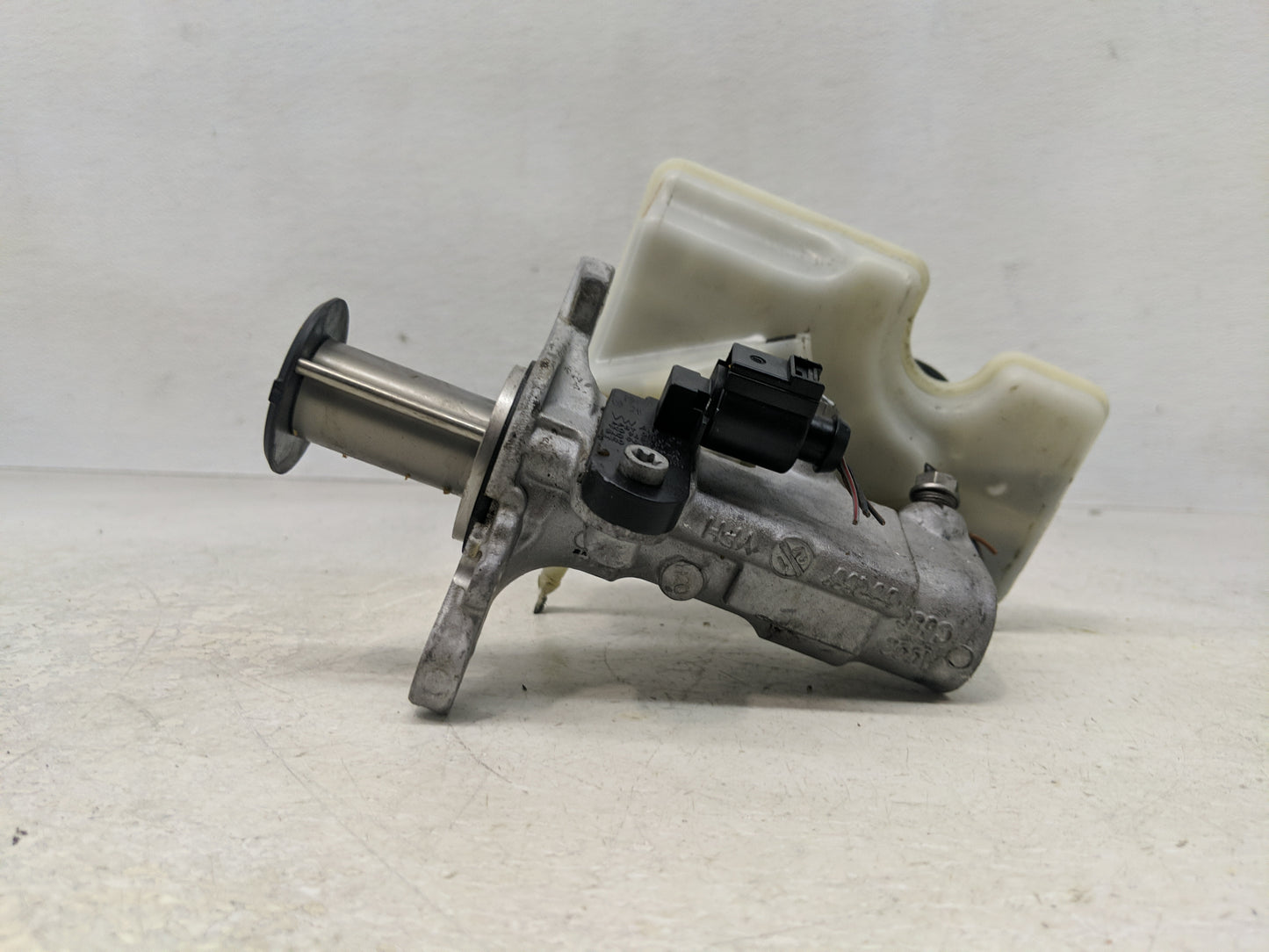 2018-2022 Volkswagen Tiguan Brake Master Cylinder - Oemusedautoparts1.com
