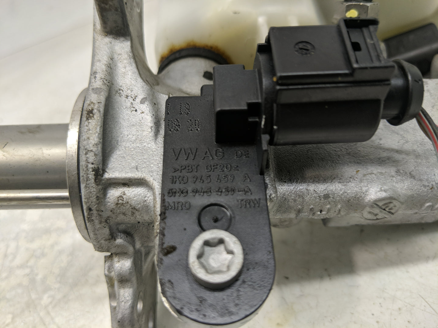 2018-2022 Volkswagen Tiguan Brake Master Cylinder - Oemusedautoparts1.com