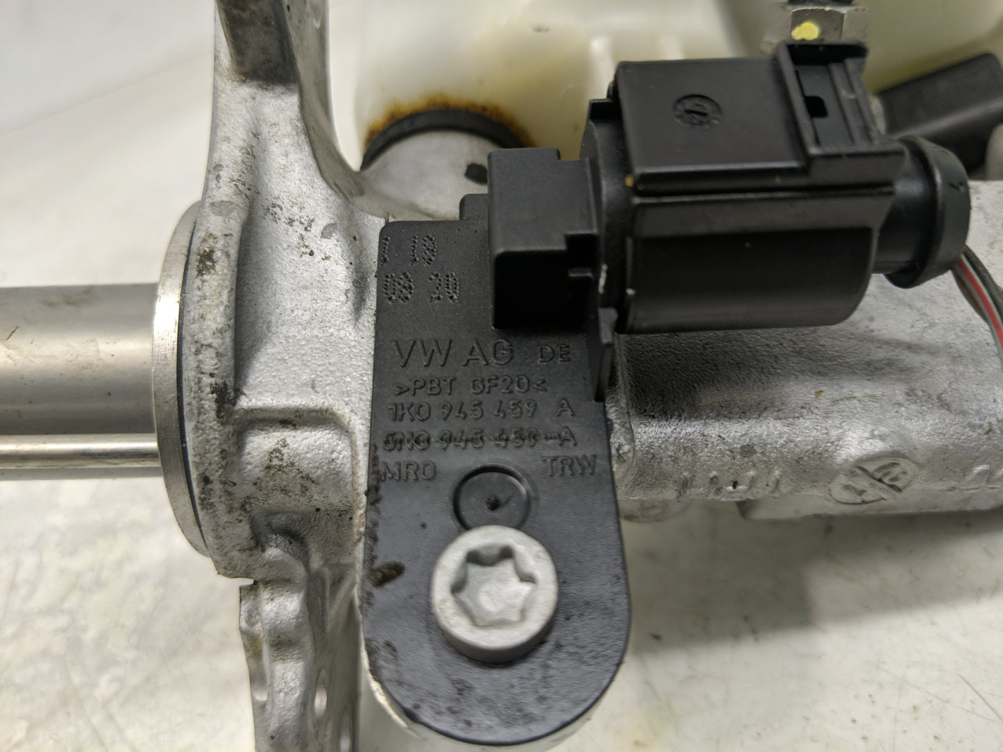 2018-2022 Volkswagen Tiguan Brake Master Cylinder - Oemusedautoparts1.com