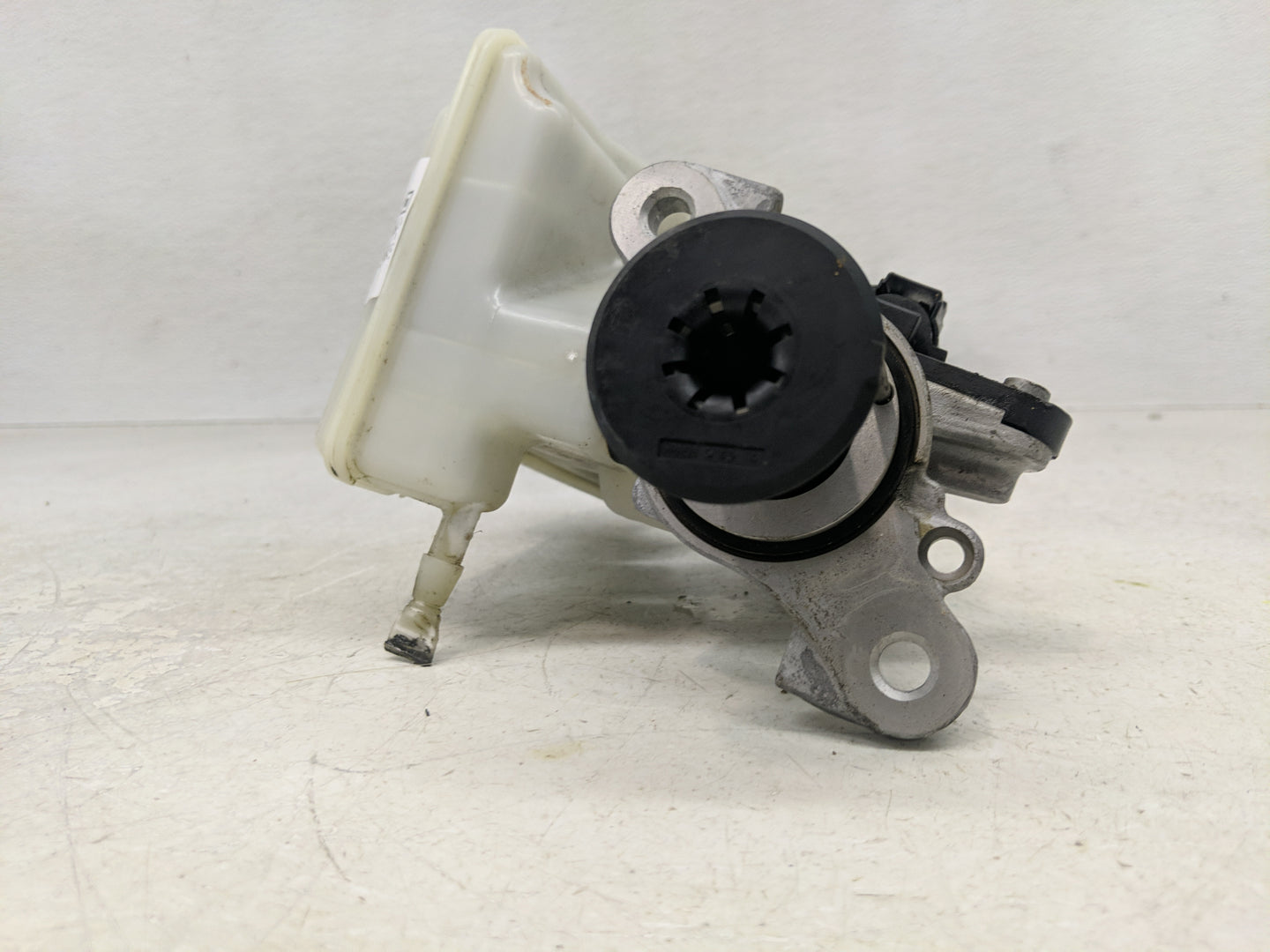 2018-2022 Volkswagen Tiguan Brake Master Cylinder - Oemusedautoparts1.com