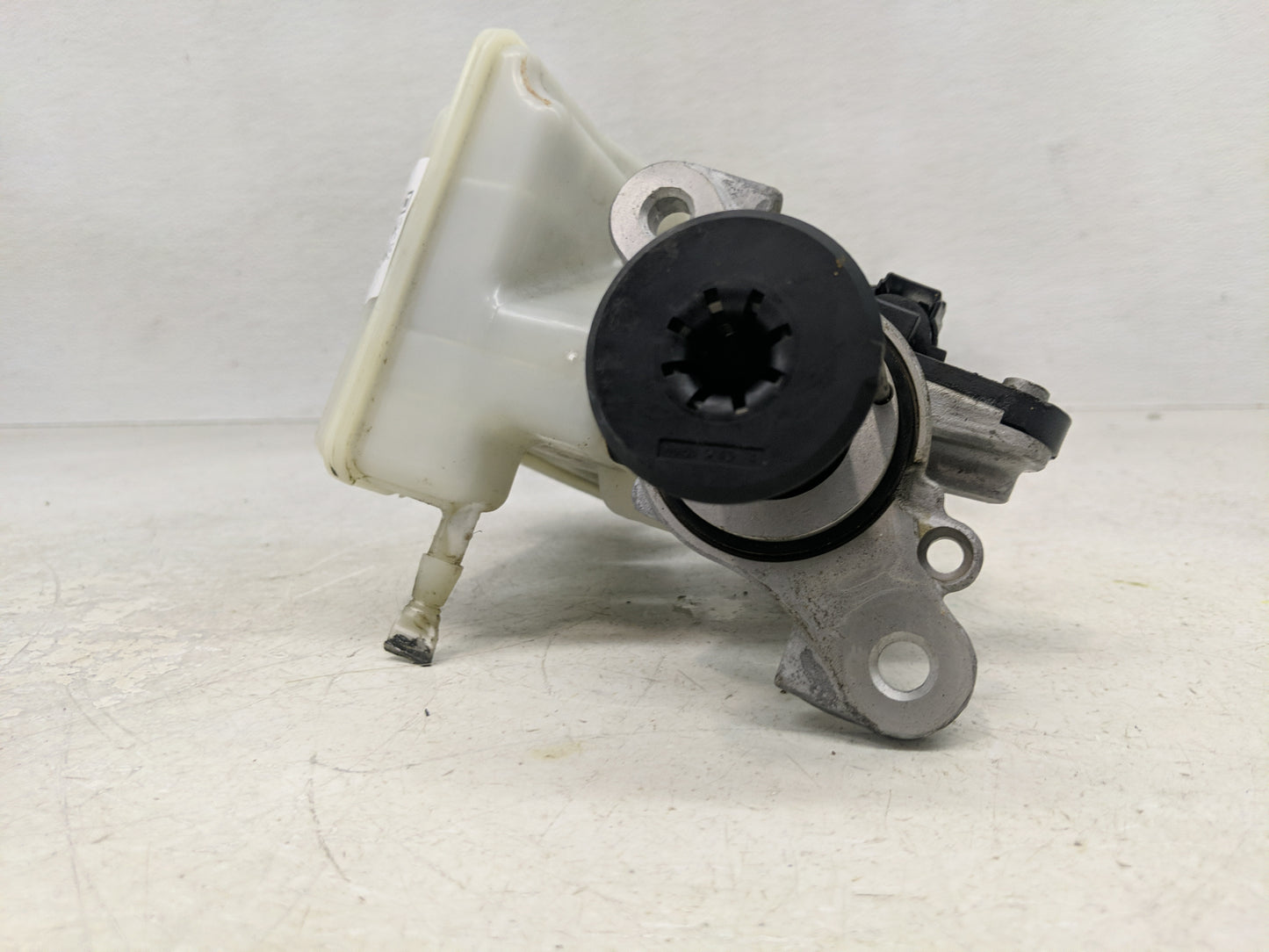 2018-2022 Volkswagen Tiguan Brake Master Cylinder - Oemusedautoparts1.com