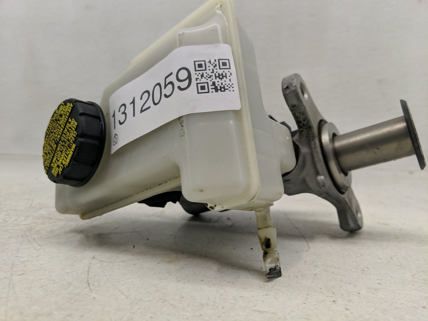 2018-2022 Volkswagen Tiguan Brake Master Cylinder - Oemusedautoparts1.com