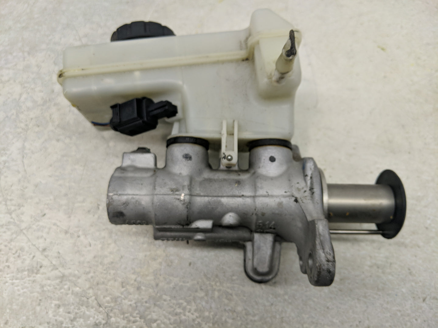 2018-2022 Volkswagen Tiguan Brake Master Cylinder - Oemusedautoparts1.com