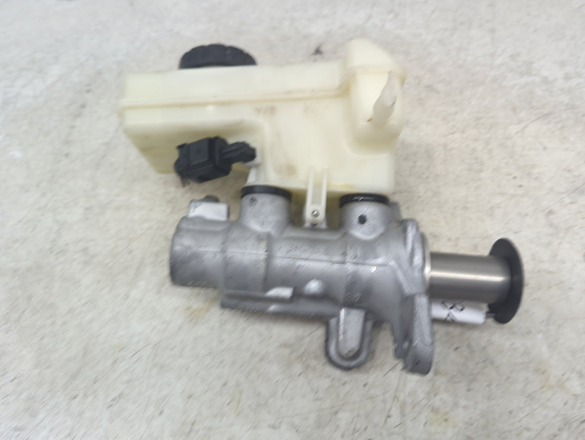 2018-2022 Volkswagen Tiguan Brake Master Cylinder 1498406 - Oemusedautoparts1.com