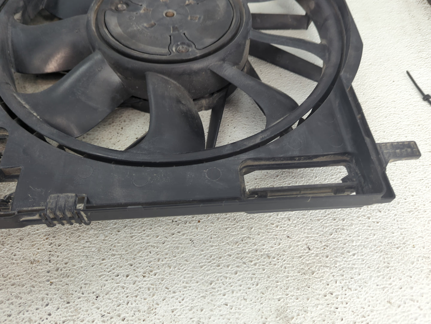 2017-2022 Audi Q7 Electric Radiator Cooling Fan Motor Assembly P/N:0130707411 8W0121003D Fits Fits 2017 2018 2019 2020 2021 