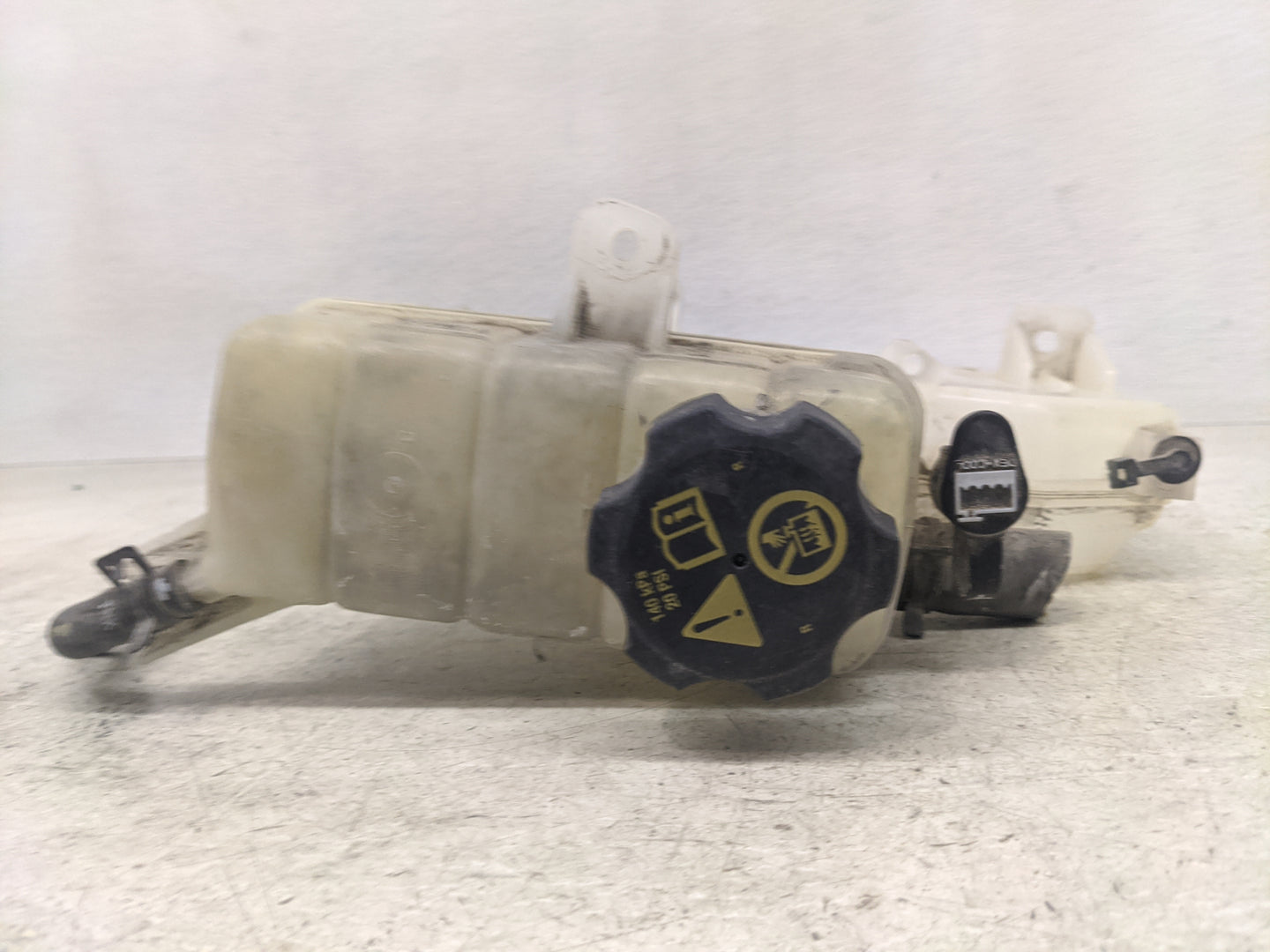 2016 Chevrolet Camaro Radiator Coolant Overflow Expansion Tank Bottle 1366110 - Oemusedautoparts1.com