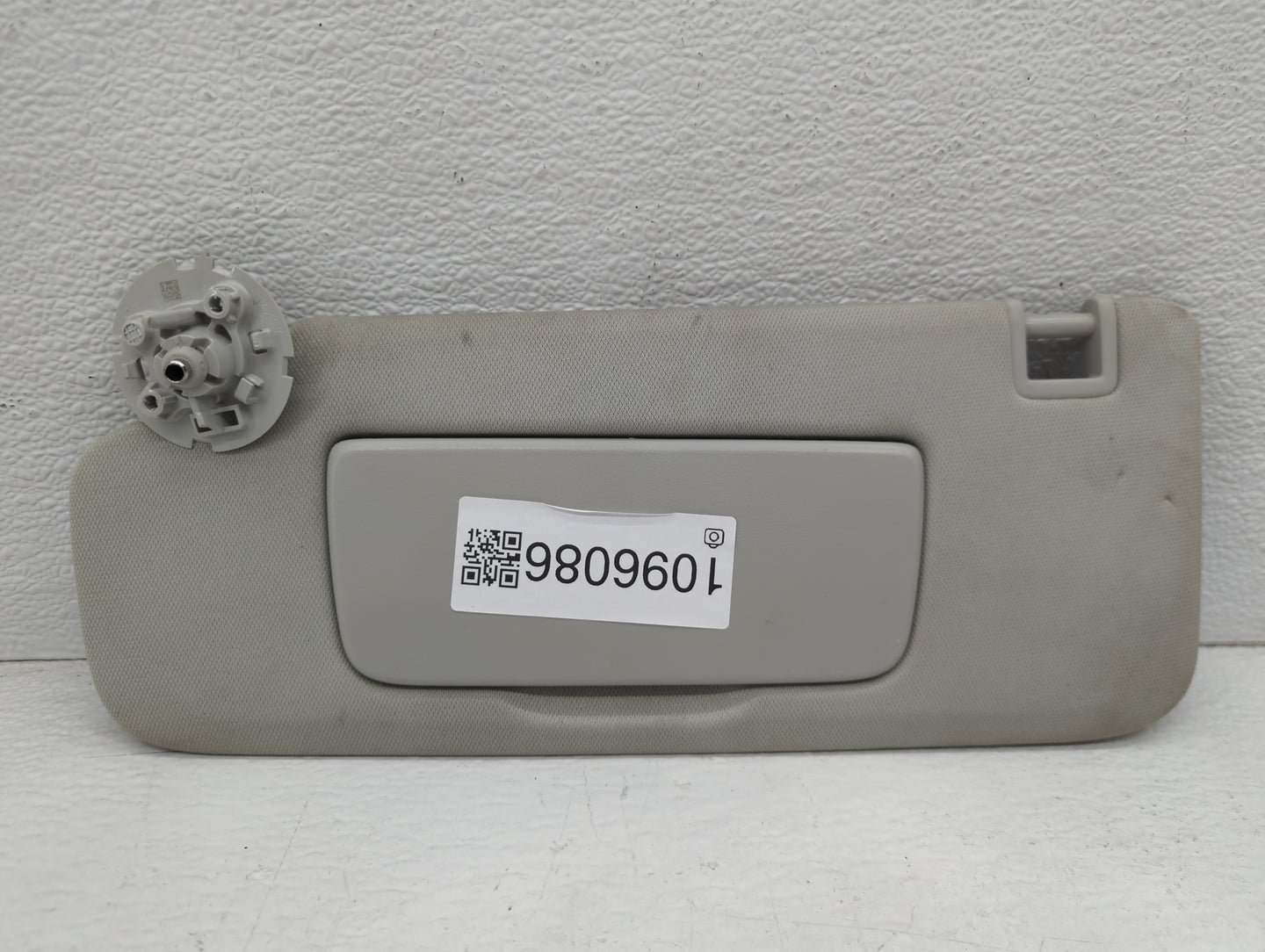 2024 Chevrolet Equinox Sun Visor Shade Replacement Passenger Right Mirror Fits OEM Used Auto Parts - Oemusedautoparts1.com