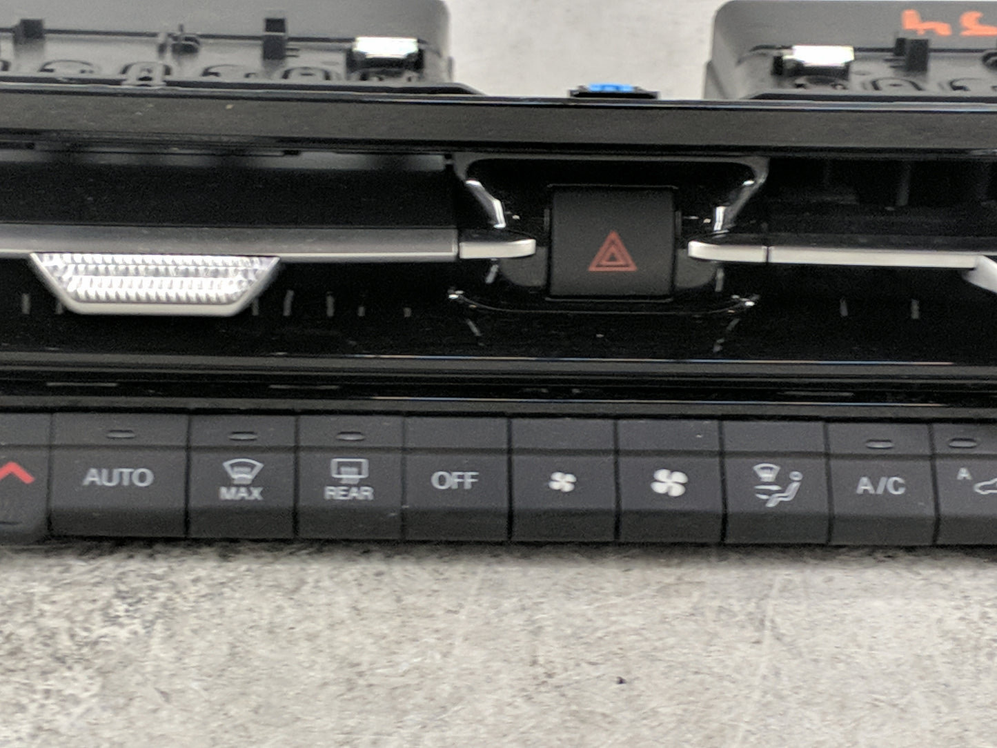 2024 Dodge Hornet Climate Control Module Temperature AC/Heater Replacement P/N:12449 00102 01561716810 Fits OEM Used Auto Pa