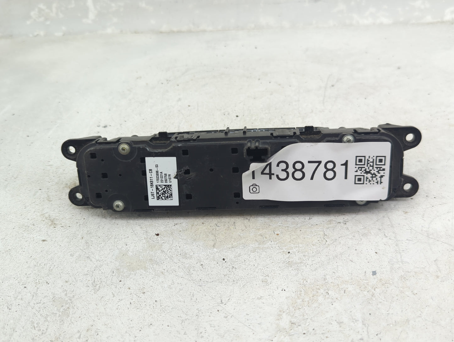 2024 Ford Escape Radio AM FM Cd Player Receiver Replacement P/N:LJ6T-18K811-CB 17023896-03 Fits OEM Used Auto Parts - Oemuse