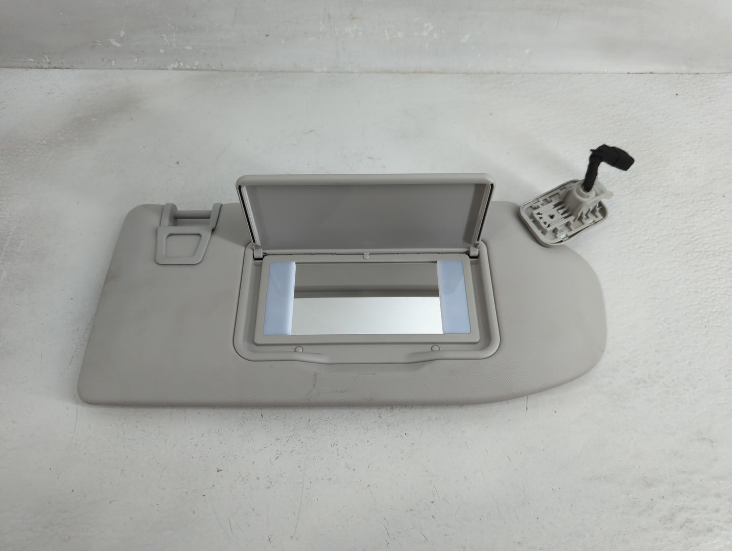 2024 Ford Maverick Sun Visor Shade Replacement Passenger Right Mirror Fits OEM Used Auto Parts - Oemusedautoparts1.com