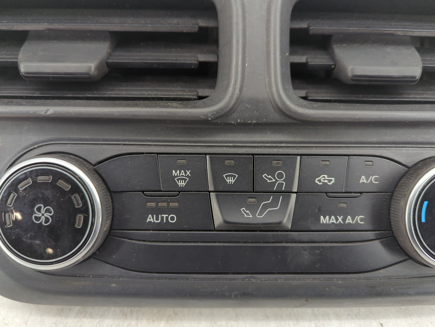 2024 Ford Maverick Climate Control Module Temperature AC/Heater Replacement P/N:NZ6T-18C612-JD Fits OEM Used Auto Parts - Oe
