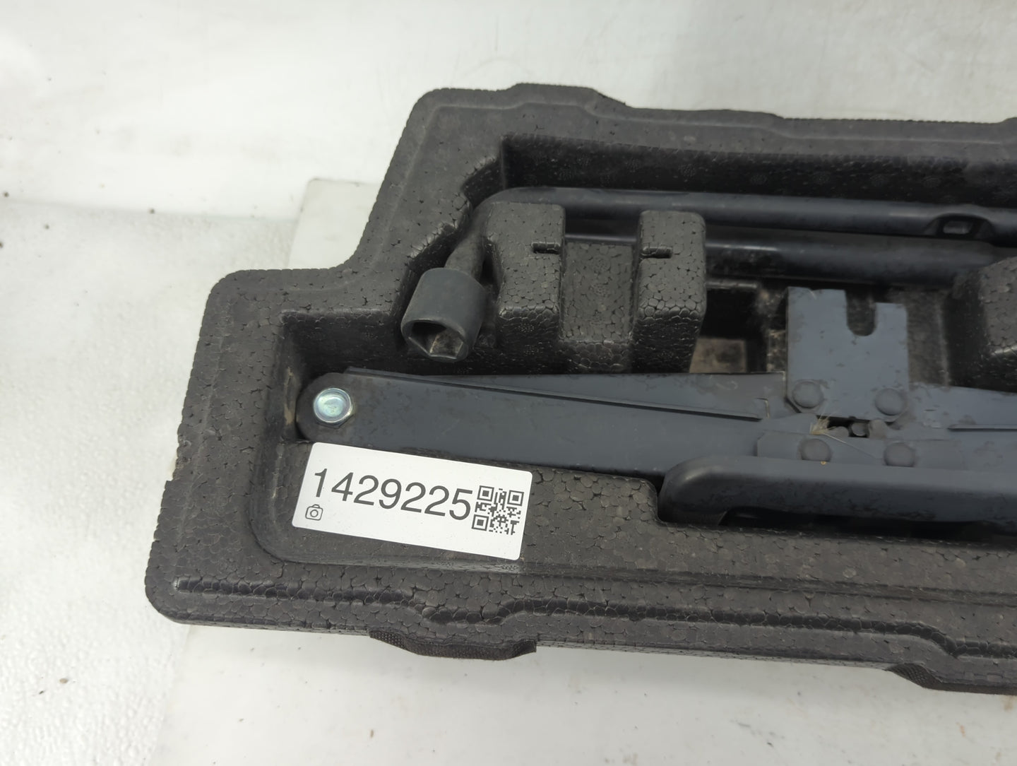 2024 Hyundai Santa Cruz Spare Scissor Car Jack - Oemusedautoparts1.com