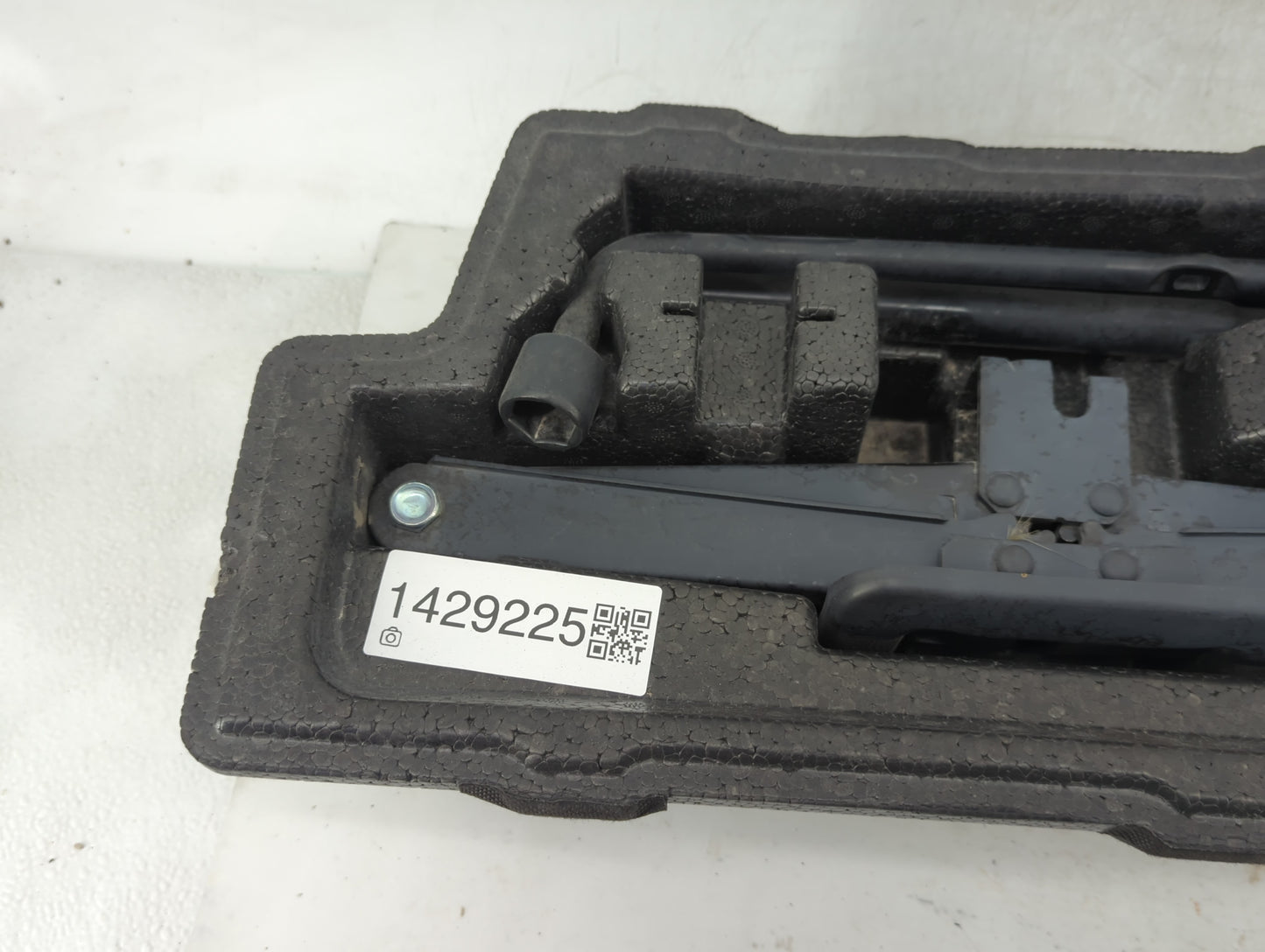 2024 Hyundai Santa Cruz Spare Scissor Car Jack - Oemusedautoparts1.com