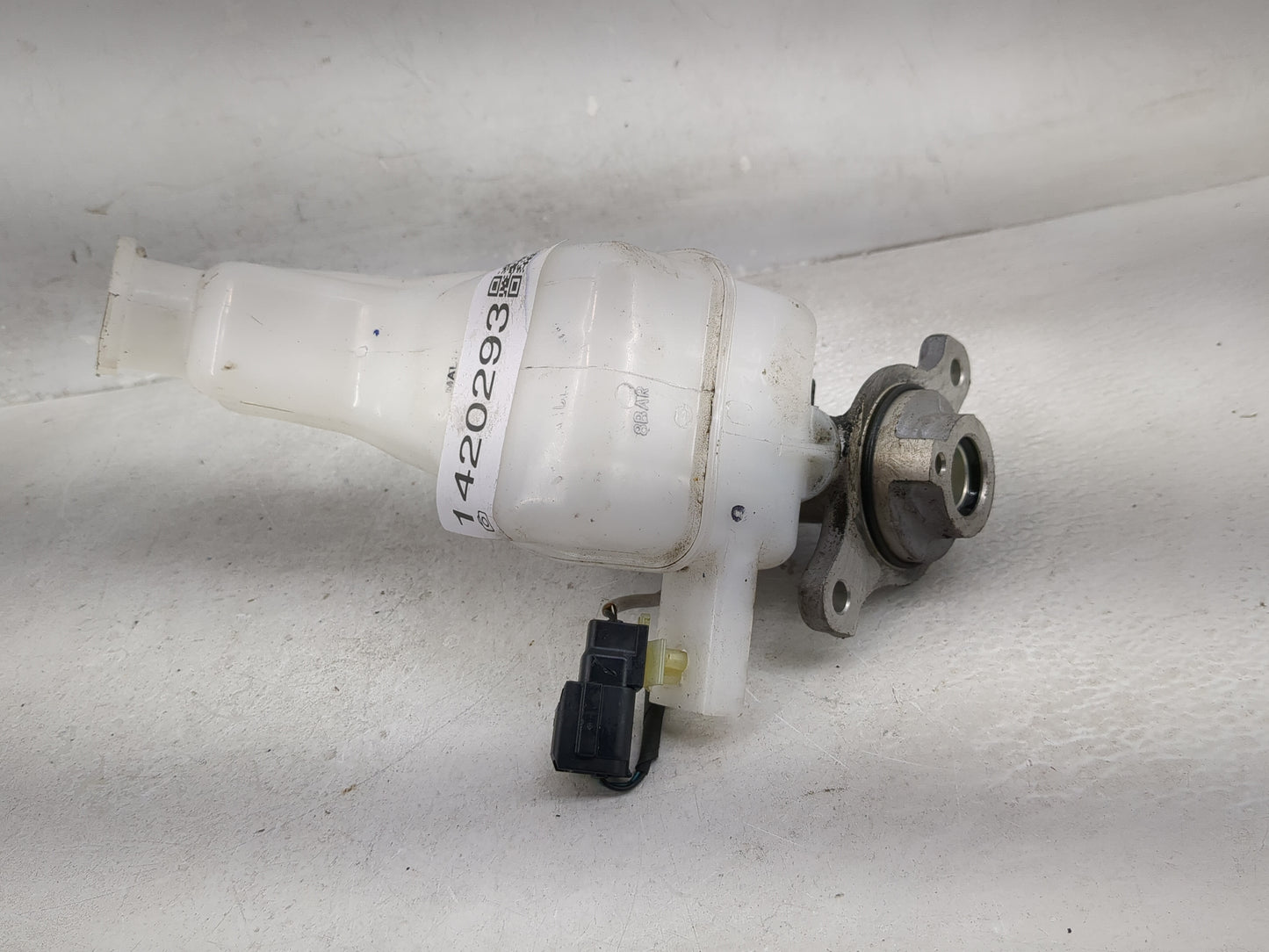 2021-2021 Hyundai Santa Fe Brake Master Cylinder 1420293 - Oemusedautoparts1.com
