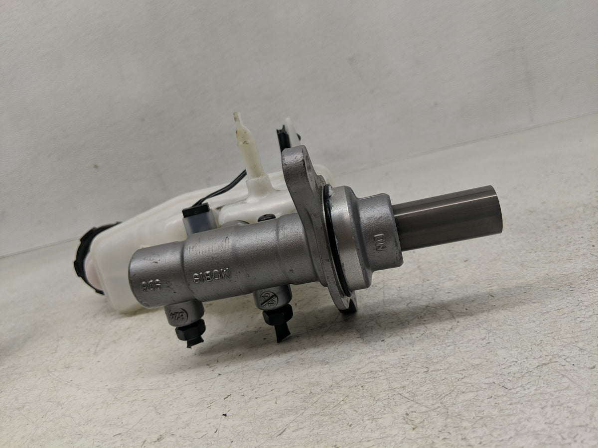 2022-2022 Hyundai Tucson Brake Master Cylinder 1302539 - Oemusedautoparts1.com