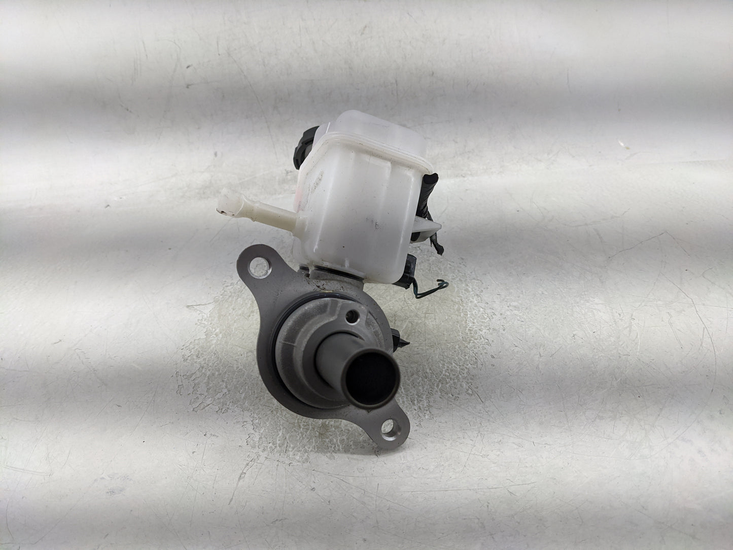 2022-2022 Hyundai Tucson Brake Master Cylinder 1376764 - Oemusedautoparts1.com