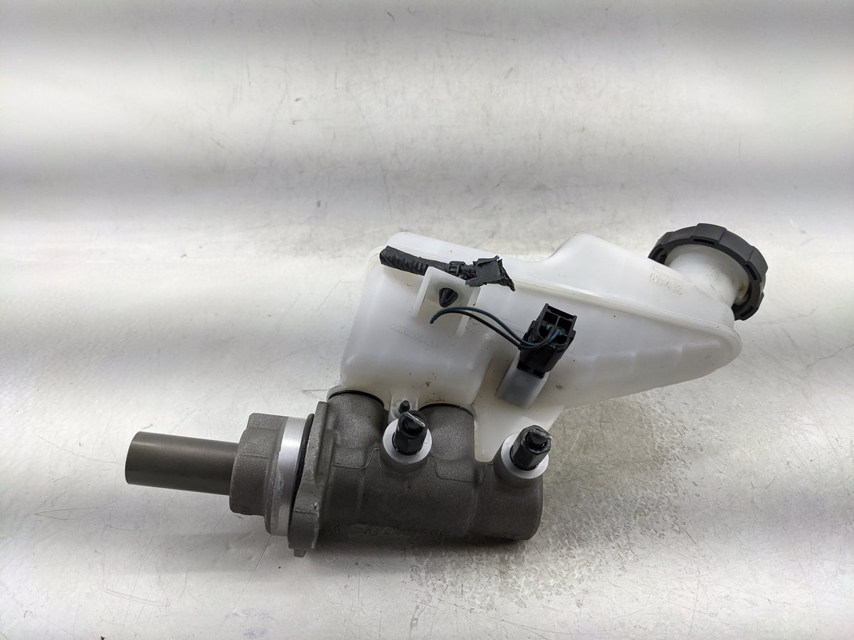 2022-2022 Hyundai Tucson Brake Master Cylinder 1376764 - Oemusedautoparts1.com