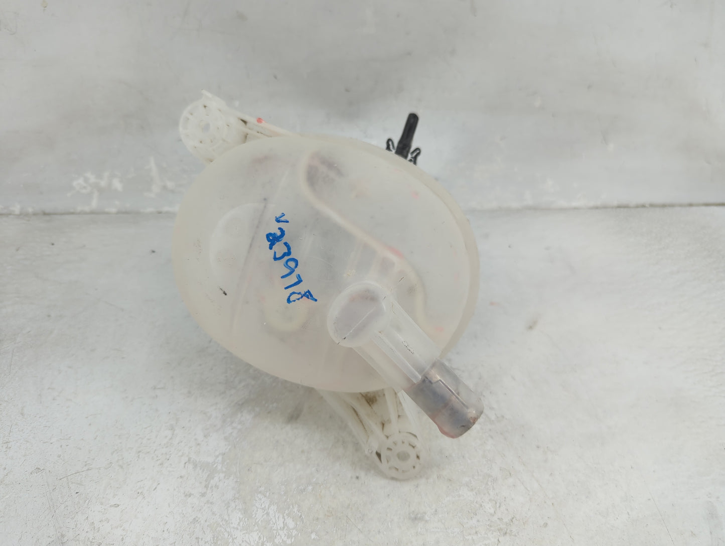2022-2022 Hyundai Tucson Radiator Coolant Overflow Expansion Tank Bottle 1465832 - Oemusedautoparts1.com
