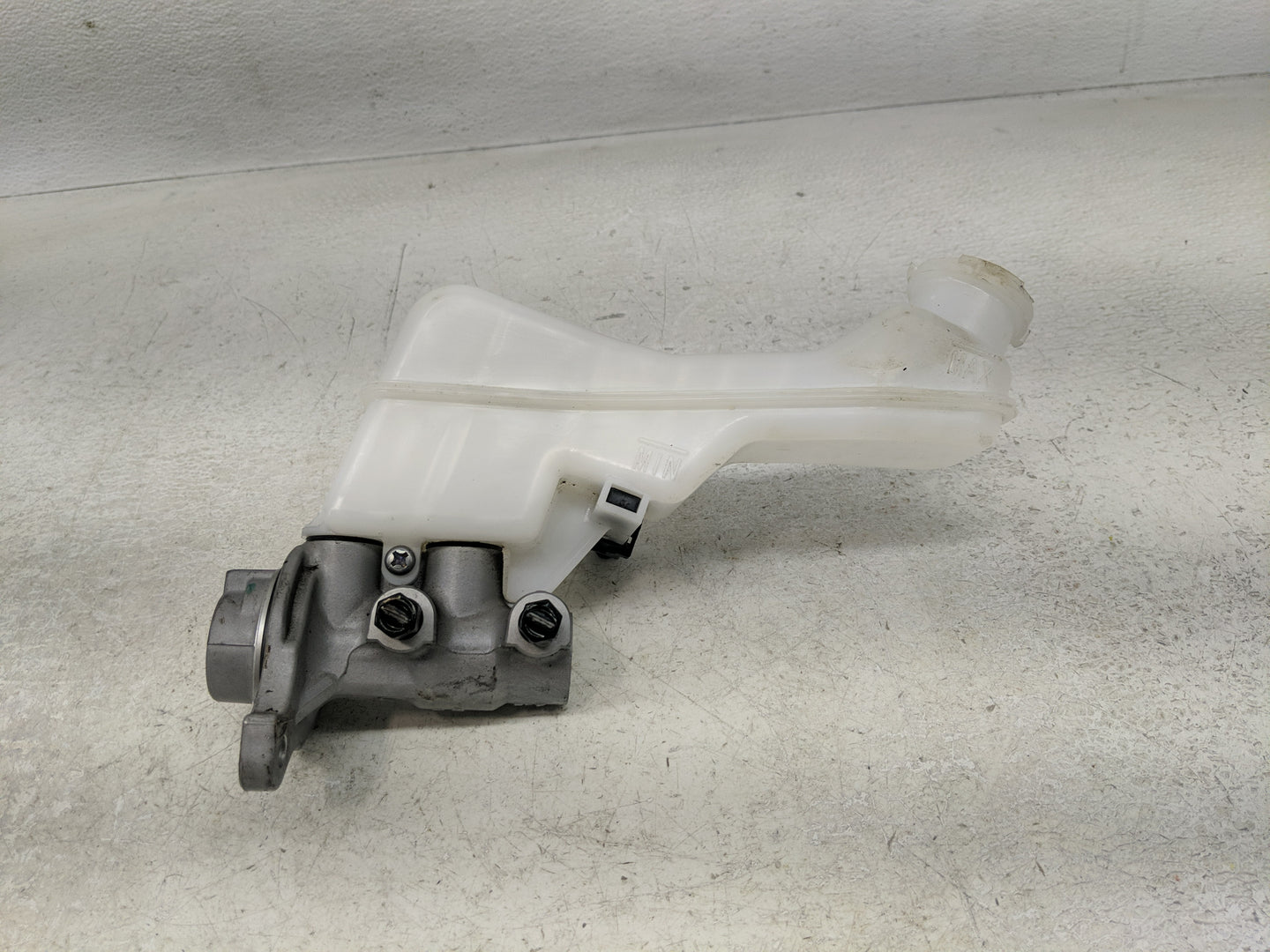 2020-2020 Hyundai Venue Brake Master Cylinder 1302437 - Oemusedautoparts1.com