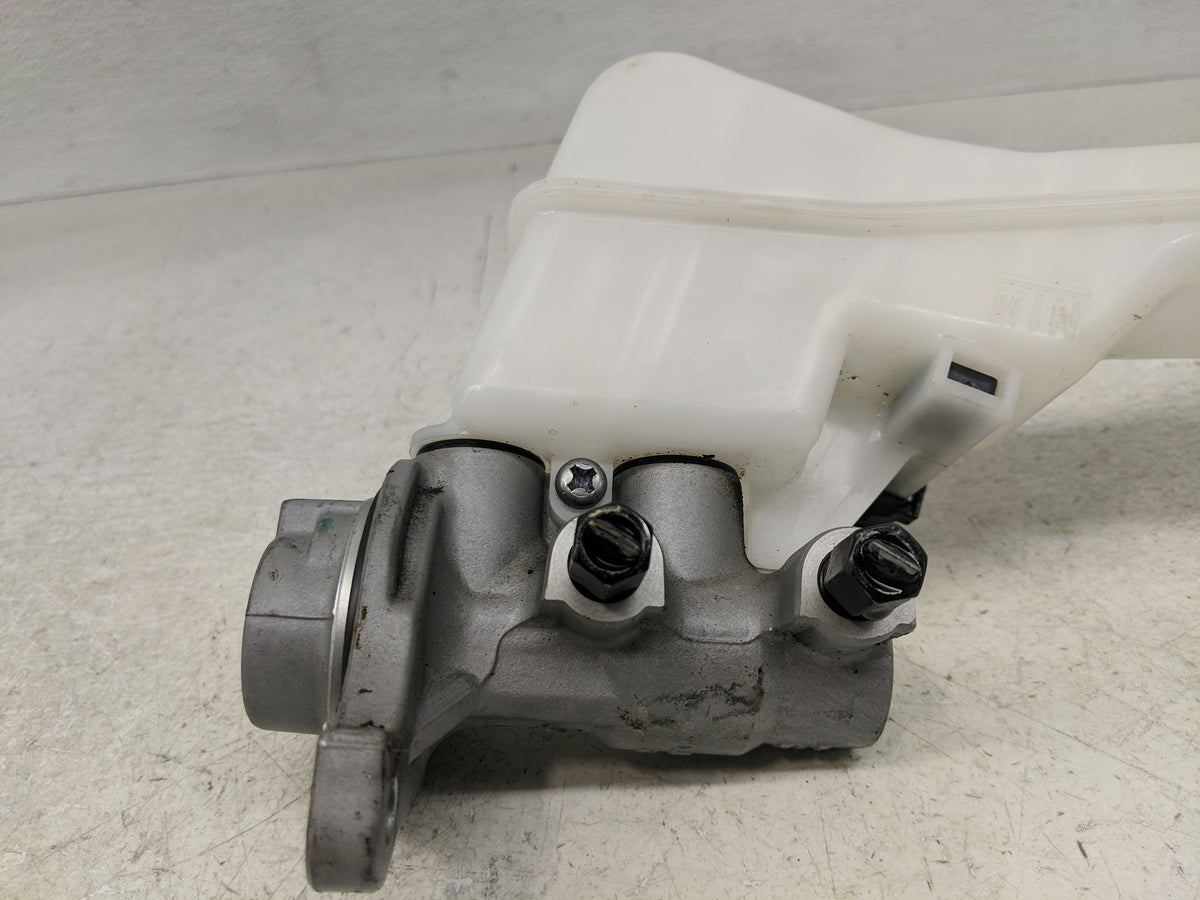 2020-2020 Hyundai Venue Brake Master Cylinder 1302437 - Oemusedautoparts1.com
