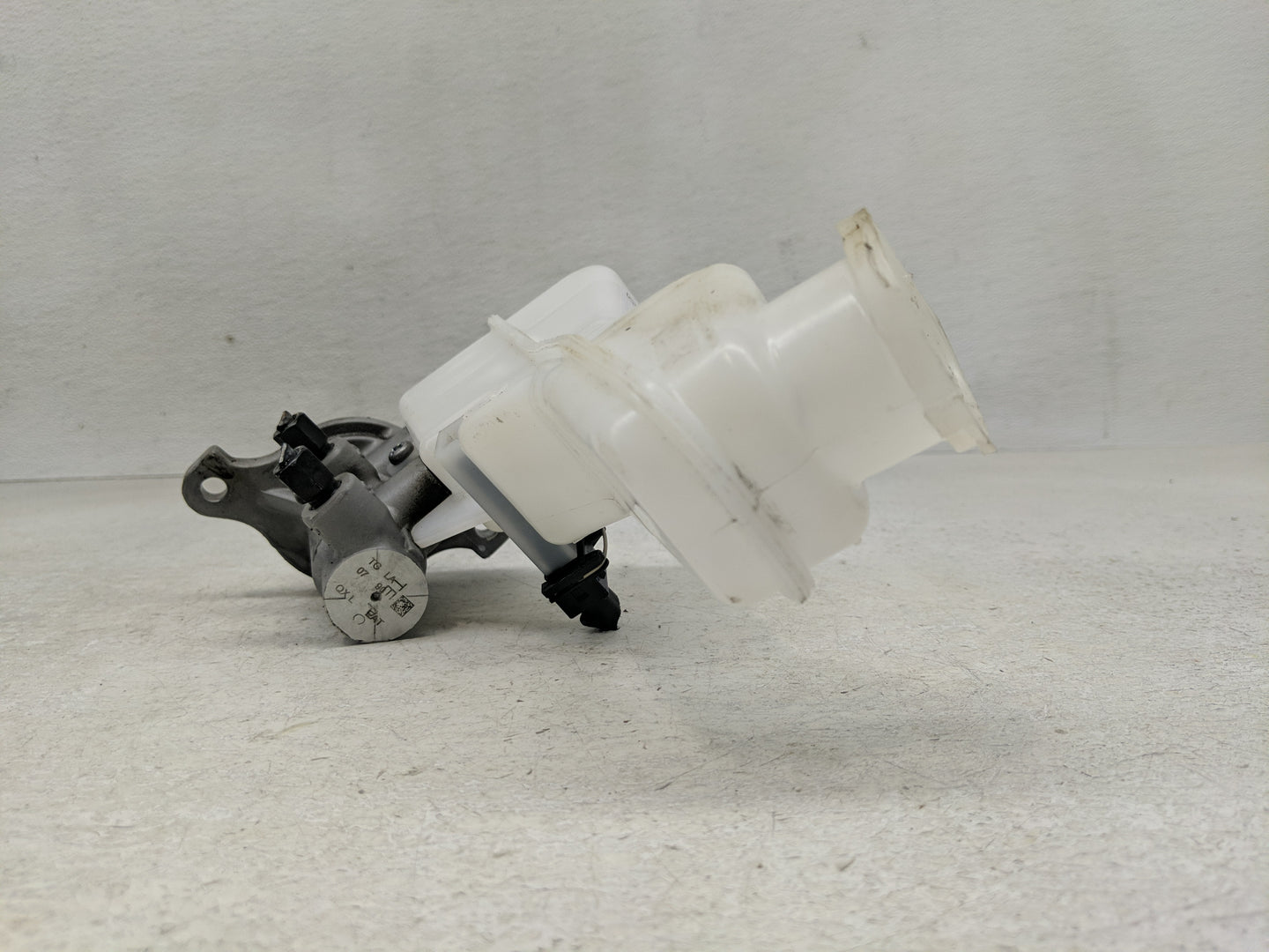 2020-2020 Hyundai Venue Brake Master Cylinder 1302437 - Oemusedautoparts1.com