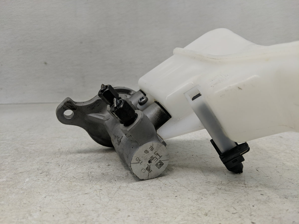 2020-2020 Hyundai Venue Brake Master Cylinder 1302437 - Oemusedautoparts1.com
