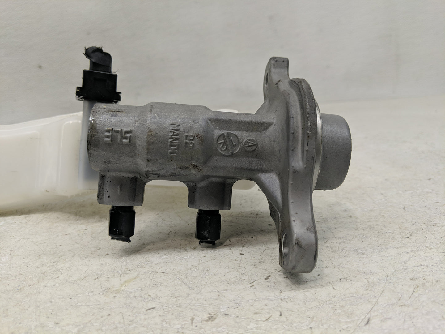 2020-2020 Hyundai Venue Brake Master Cylinder 1302437 - Oemusedautoparts1.com