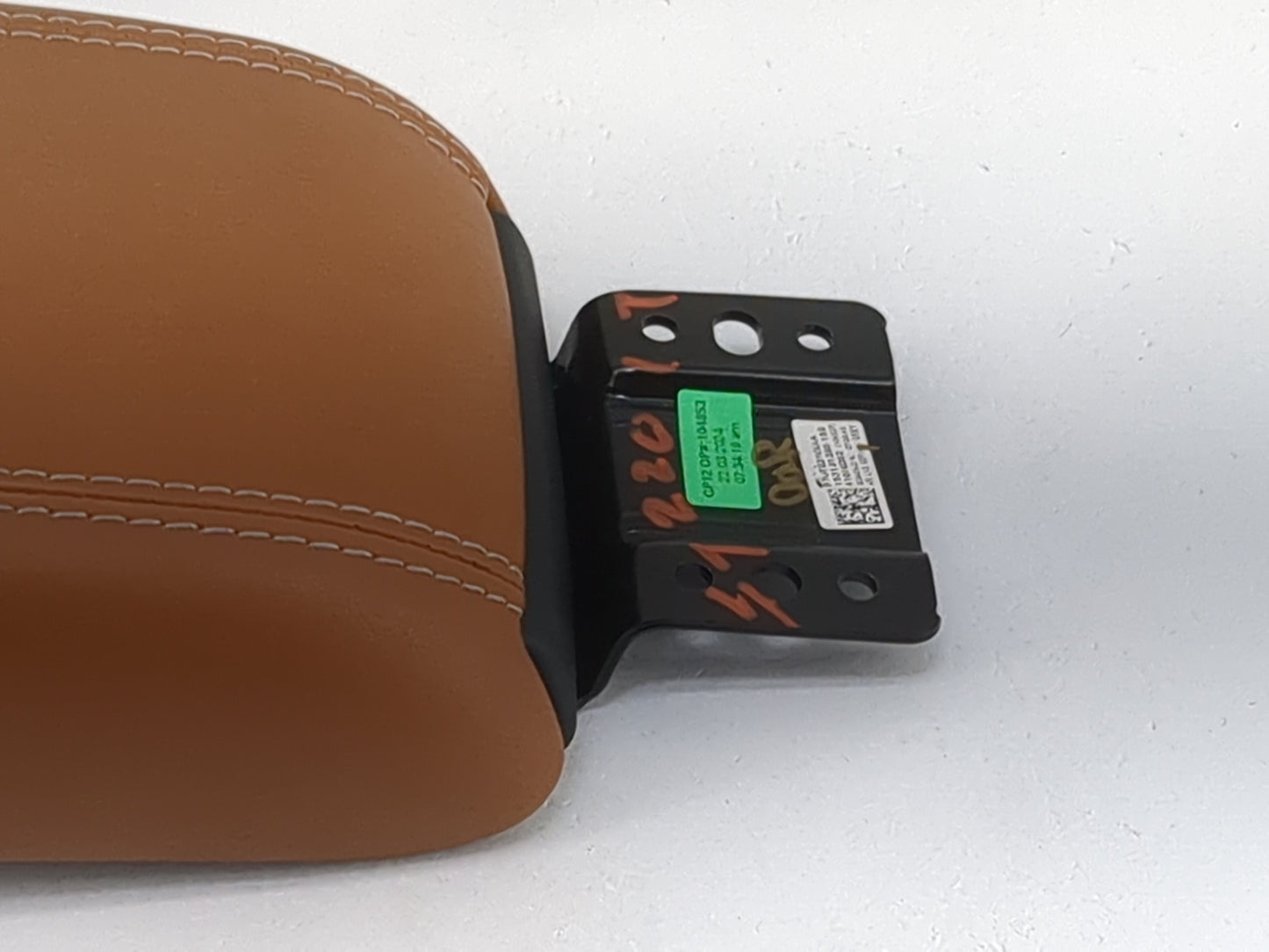 2024 Jeep Compass Center Console Armrest Cover Lid P/N:P7UT831VXAA 153131380-158, 41016D52 Fits OEM Used Auto Parts - Oemuse