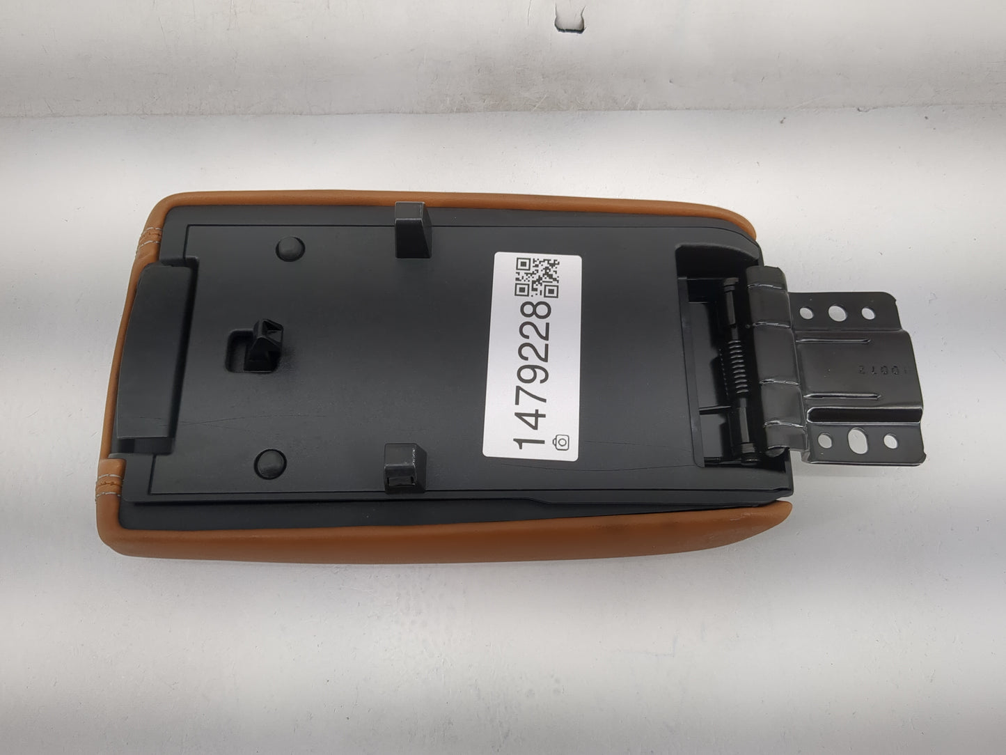 2024 Jeep Compass Center Console Armrest Cover Lid P/N:P7UT831VXAA 153131380-158, 41016D52 Fits OEM Used Auto Parts - Oemuse