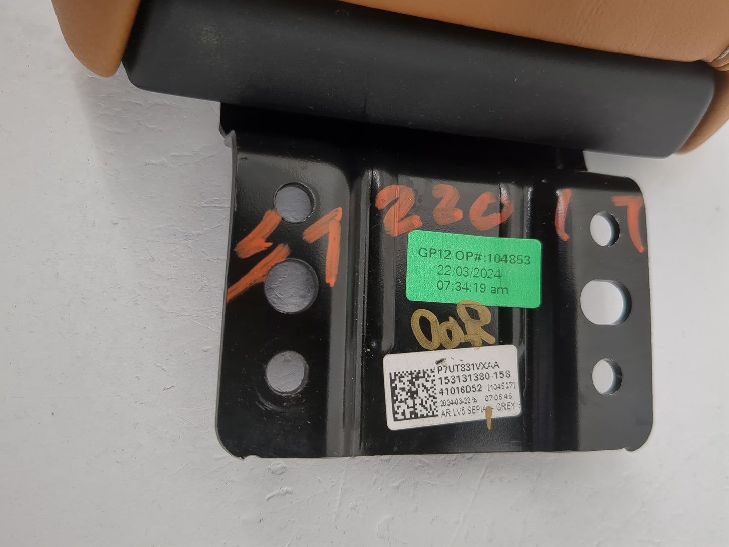 2024 Jeep Compass Center Console Armrest Cover Lid P/N:P7UT831VXAA 153131380-158, 41016D52 Fits OEM Used Auto Parts - Oemuse