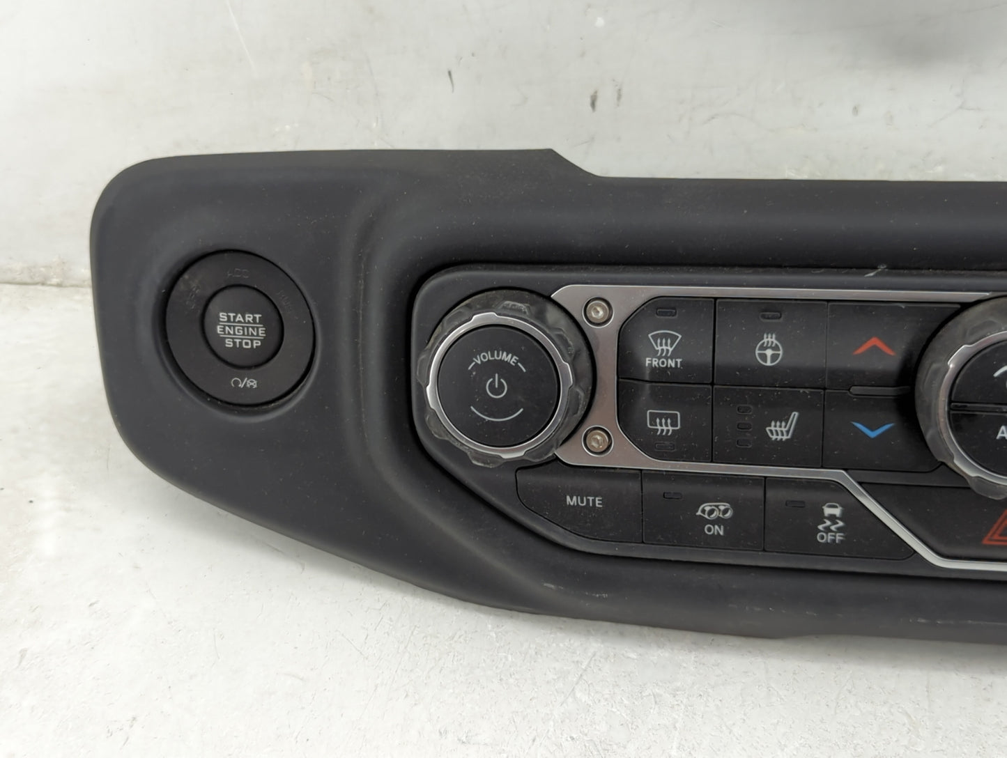 2021 Jeep Gladiator Climate Control Module Temperature AC/Heater Replacement P/N:P7BJ22DX9AA Fits Fits 2022 OEM Used Auto Pa