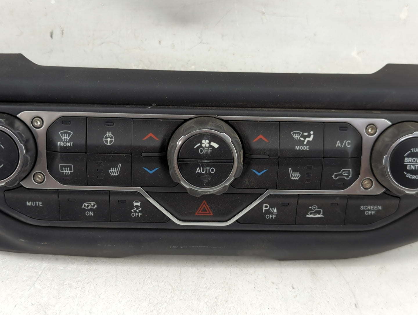 2021 Jeep Gladiator Climate Control Module Temperature AC/Heater Replacement P/N:P7BJ22DX9AA Fits Fits 2022 OEM Used Auto Pa