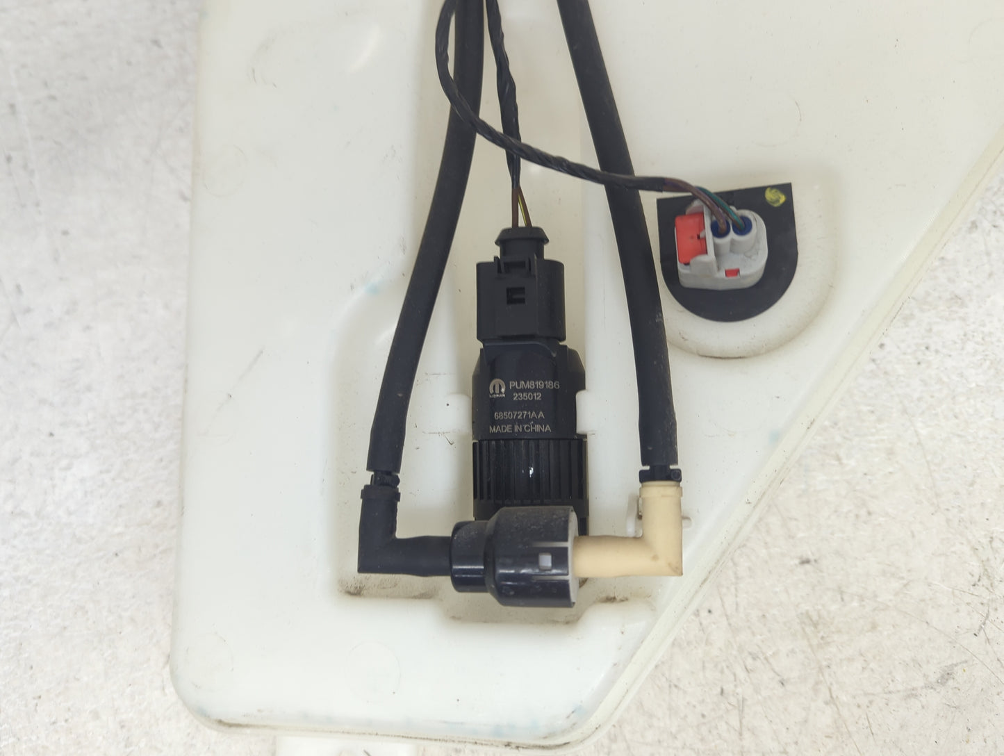 2021 Jeep Grand Cherokee Windshield Washer Fluid Reservoir Bottle Oem 1473685 - Oemusedautoparts1.com