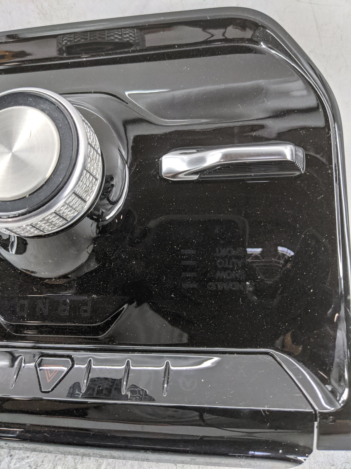 2024 Jeep Wagoneer Floor Console Assembly Shifter Black - Oemusedautoparts1.com