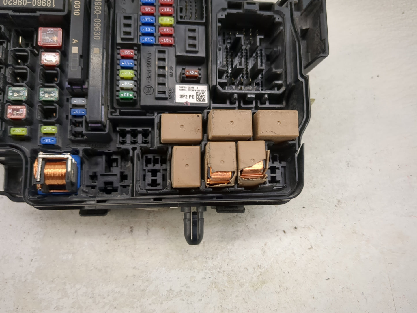 2024 Kia Seltos Fusebox Fuse Box Panel Relay Module P/N:18980-09620 18980-10010, 18980-09630, N91260-05B11-23 Fits OEM Used 