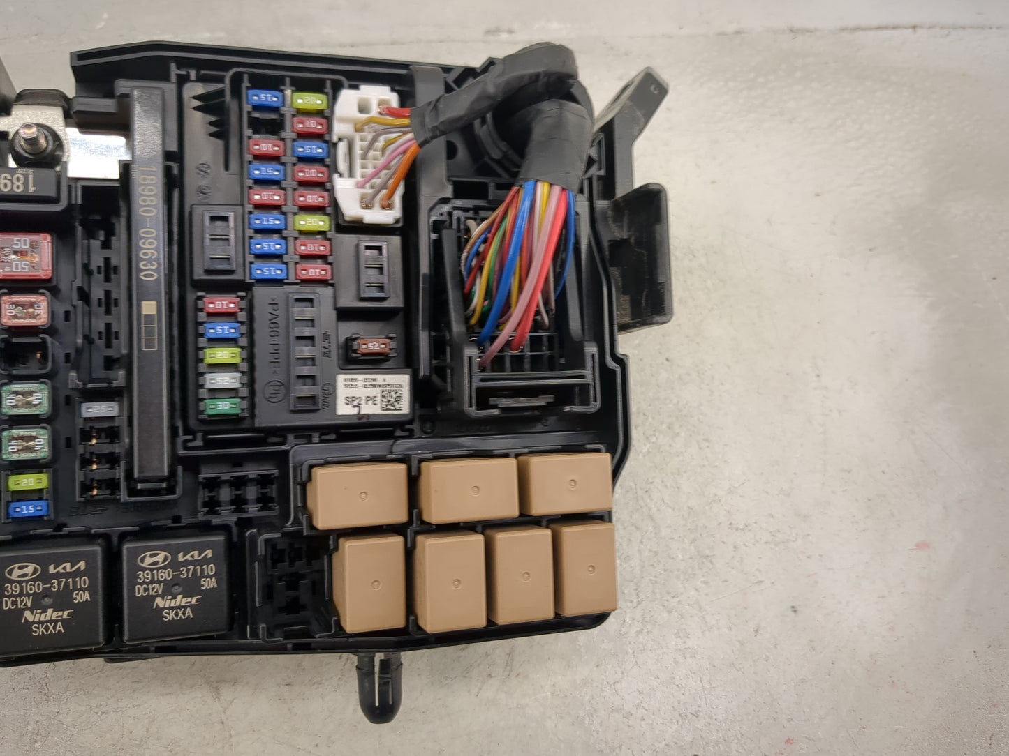 2024 Kia Seltos Fusebox Fuse Box Panel Relay Module P/N:91956-Q5121 18980-09645, 18980-09630 Fits OEM Used Auto Parts - Oemu