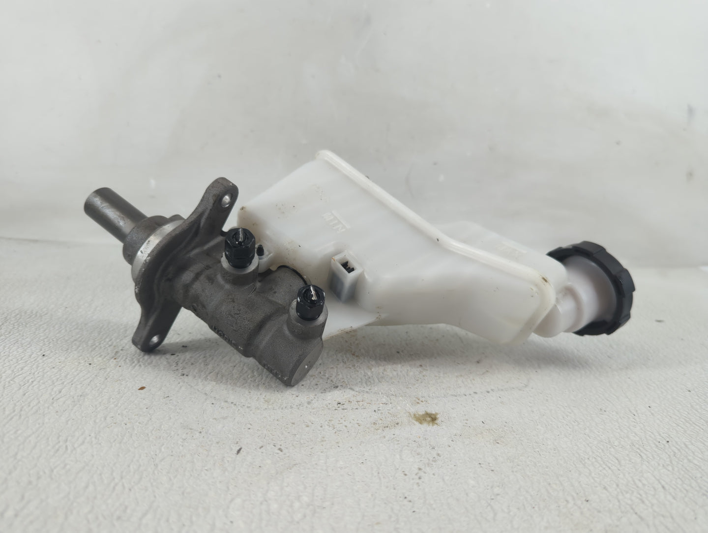 Kia Sportage Brake Master Cylinder 1221009 - Oemusedautoparts1.com