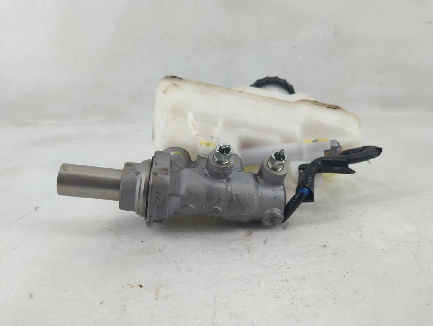 2022-2022 Toyota Tundra Brake Master Cylinder - Oemusedautoparts1.com