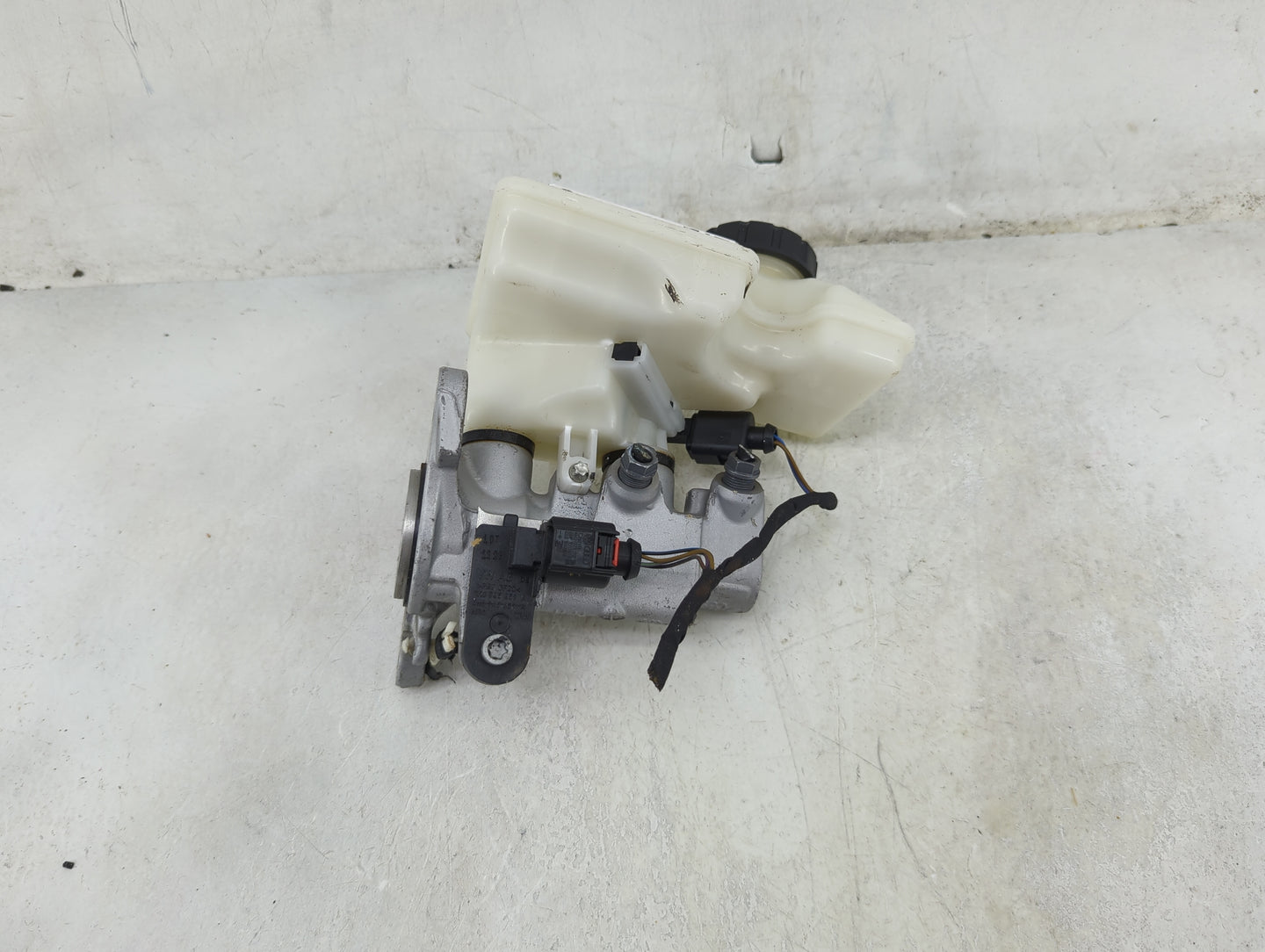 Volkswagen Taos Brake Master Cylinder 1490521 - Oemusedautoparts1.com