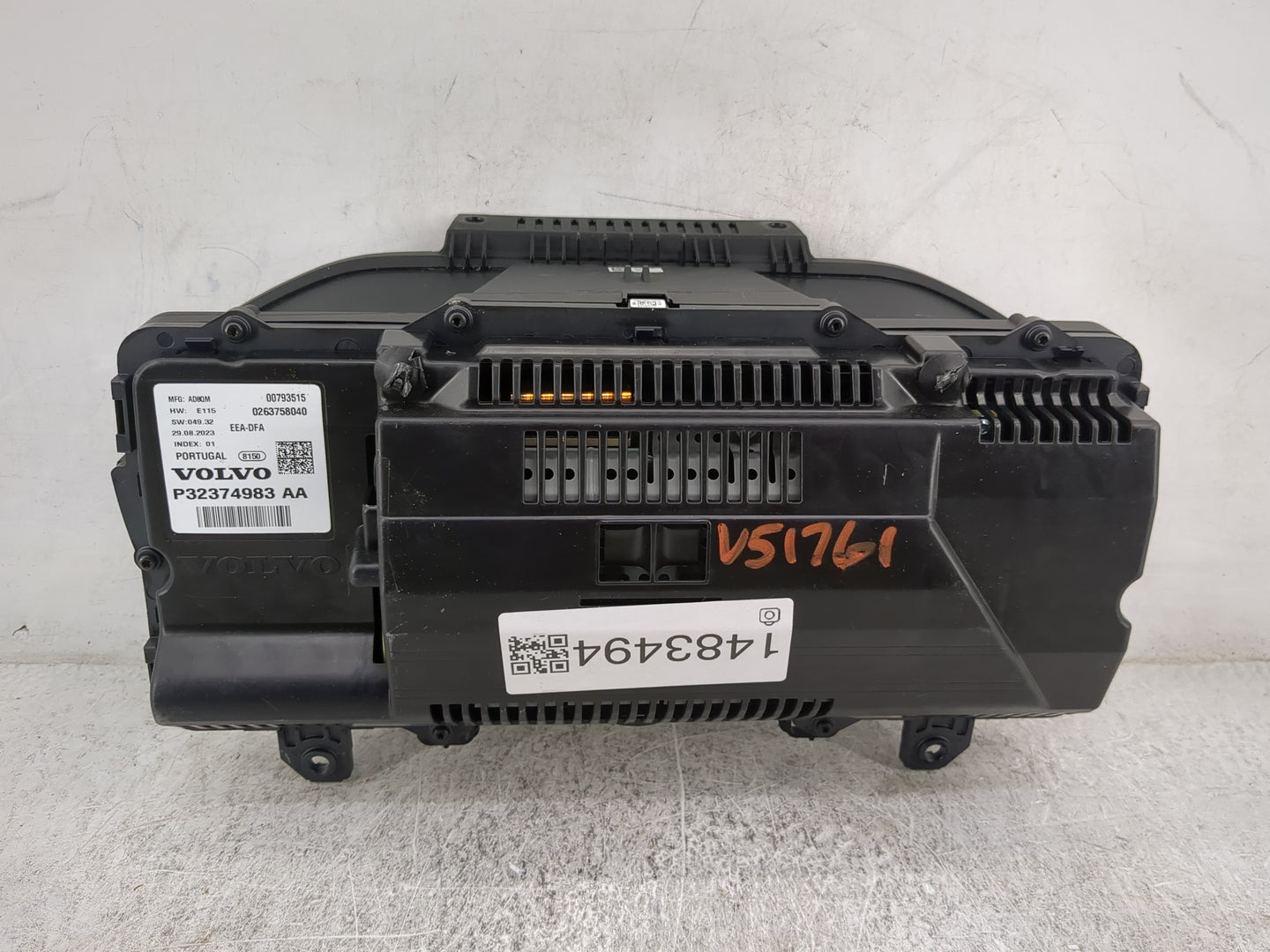 2024 Volvo Xc40 Instrument Cluster Speedometer Gauges P/N:P32374983 AA 0263758040, 00793515 Miles: Fits OEM Used Auto Parts 