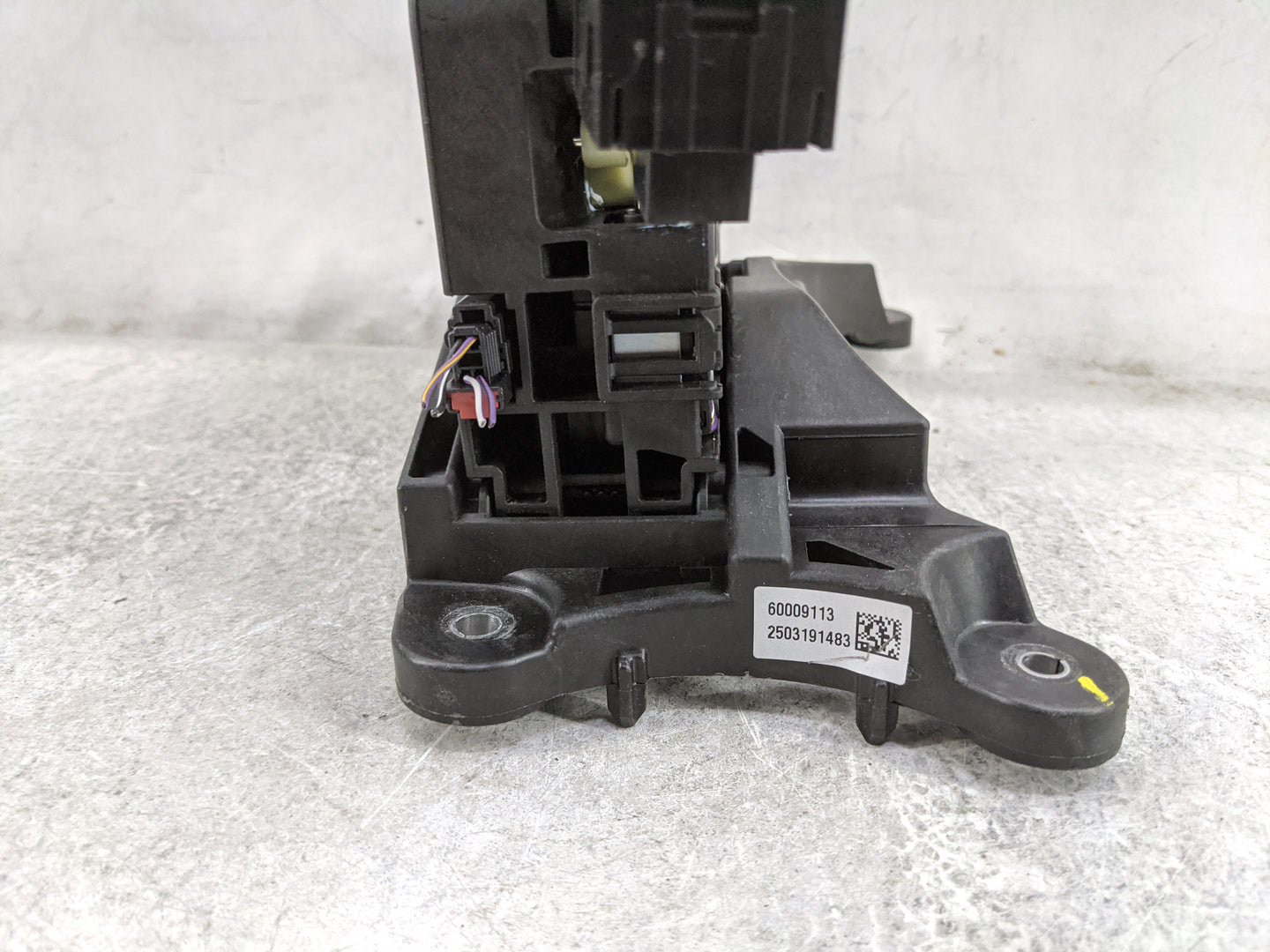 2025 Chevrolet Trax Floor Console Assembly Shifter Black - Oemusedautoparts1.com