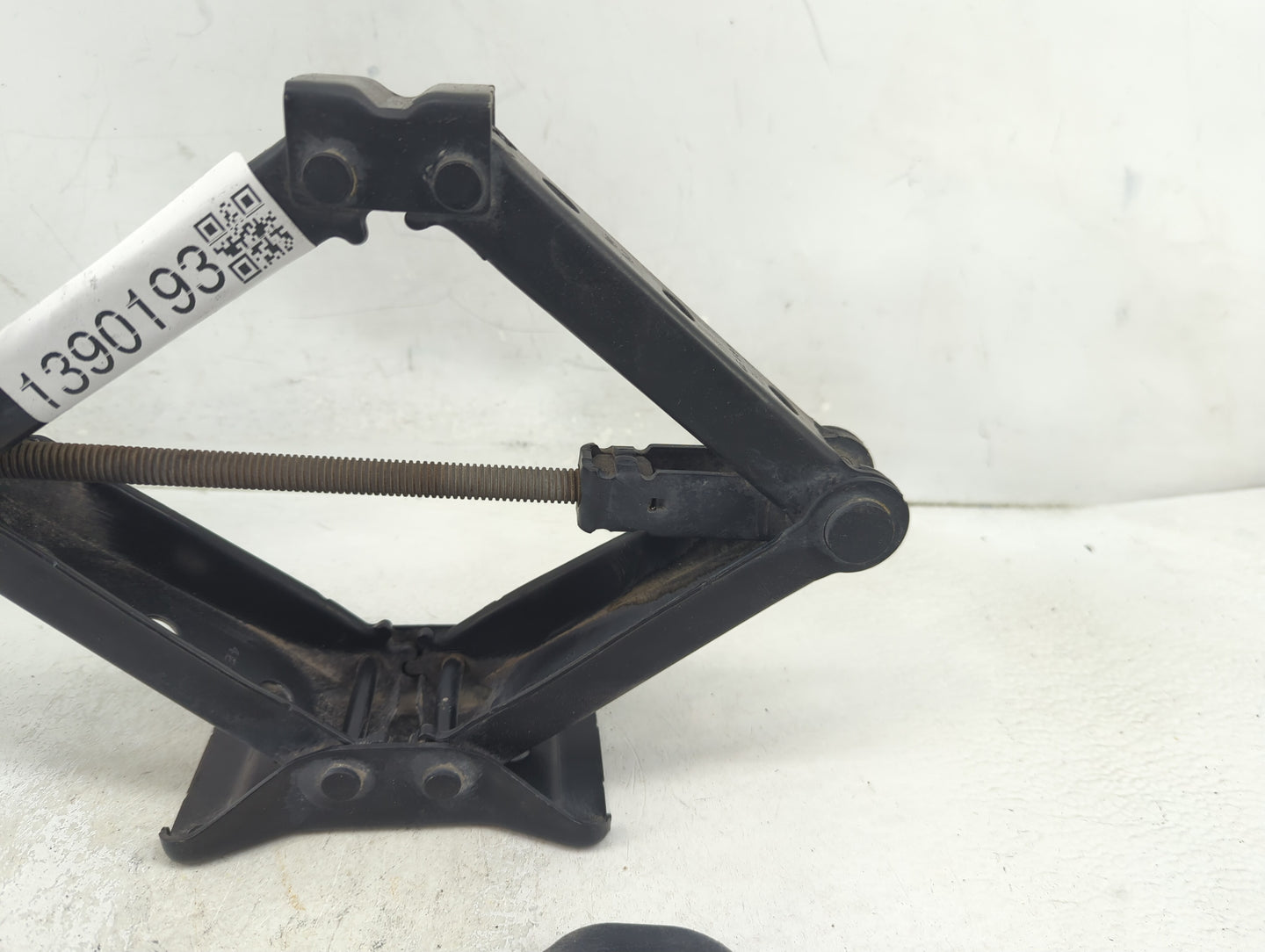 2025 Dodge Ram 1500 Spare Scissor Car Jack 1390193 - Oemusedautoparts1.com