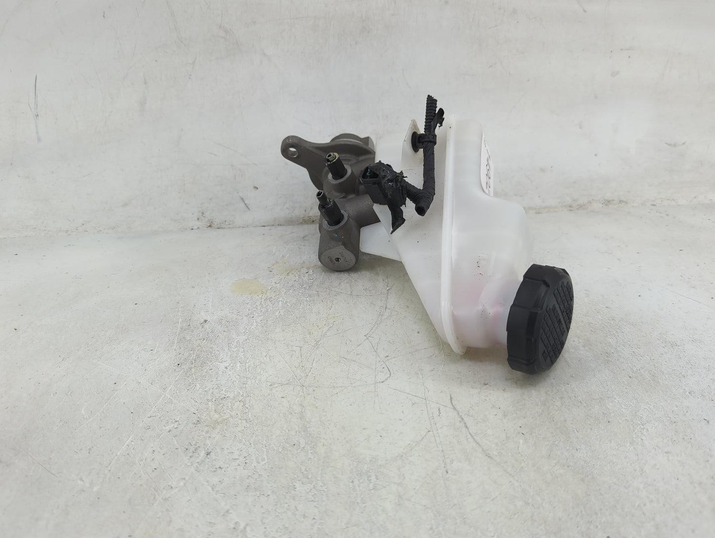 2025 Hyundai Elantra Brake Master Cylinder 1490243 - Oemusedautoparts1.com
