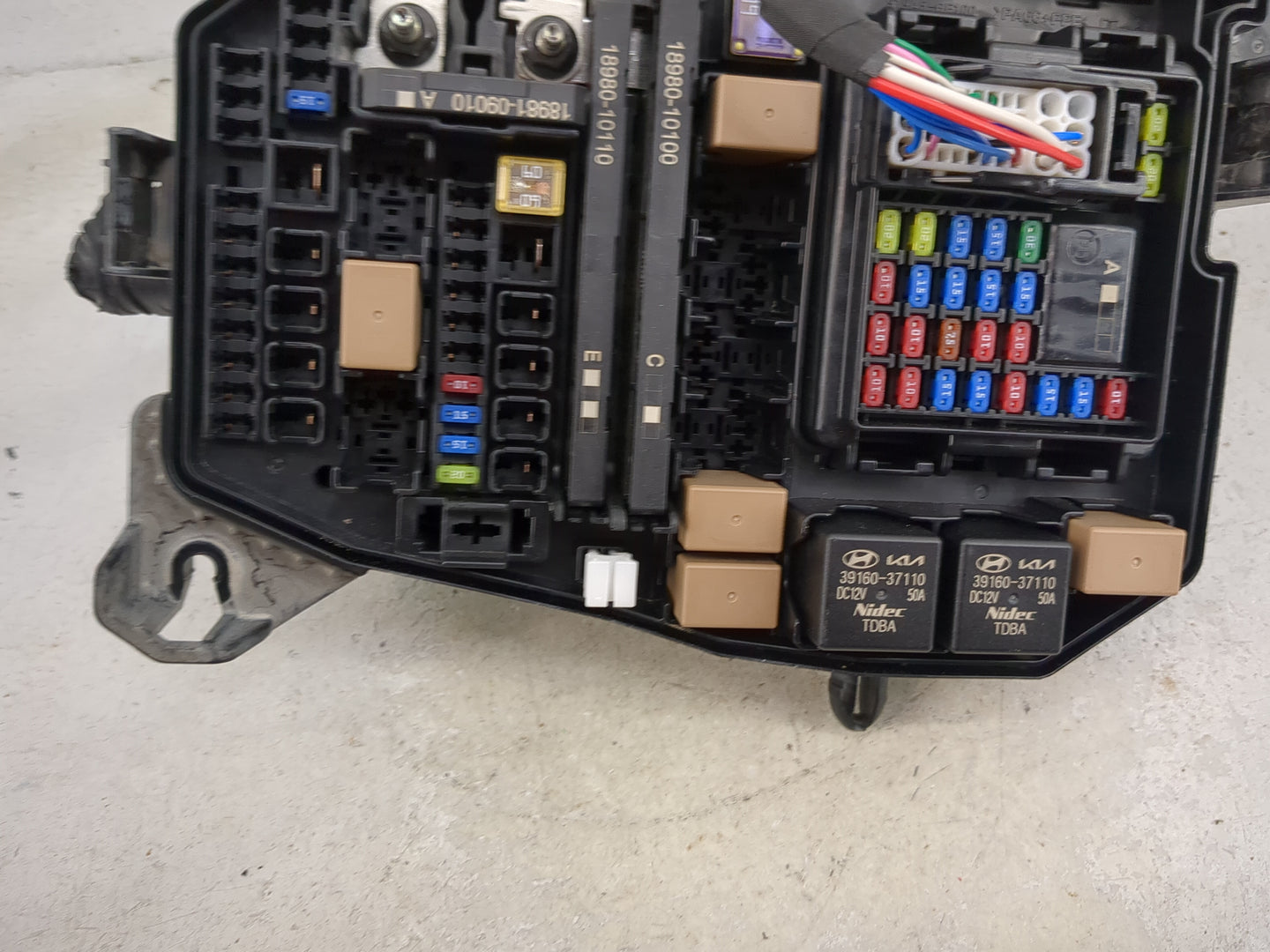 2025 Hyundai Kona Fusebox Fuse Box Panel Relay Module P/N:91956-BE020 18981-09010, 18980-10110, 18980-10100, 39160-37110 Fit