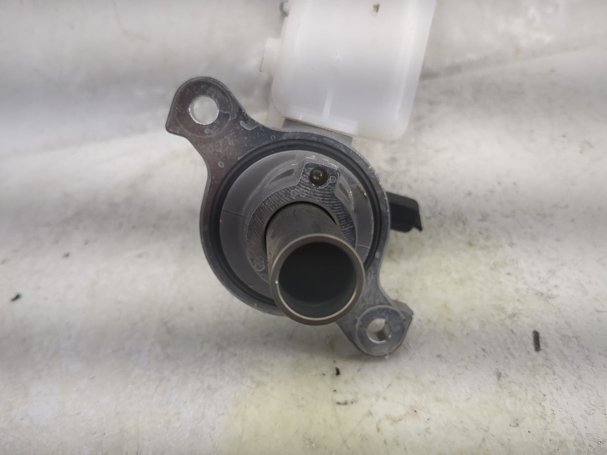 2025 Hyundai Kona Brake Master Cylinder 1498343 - Oemusedautoparts1.com