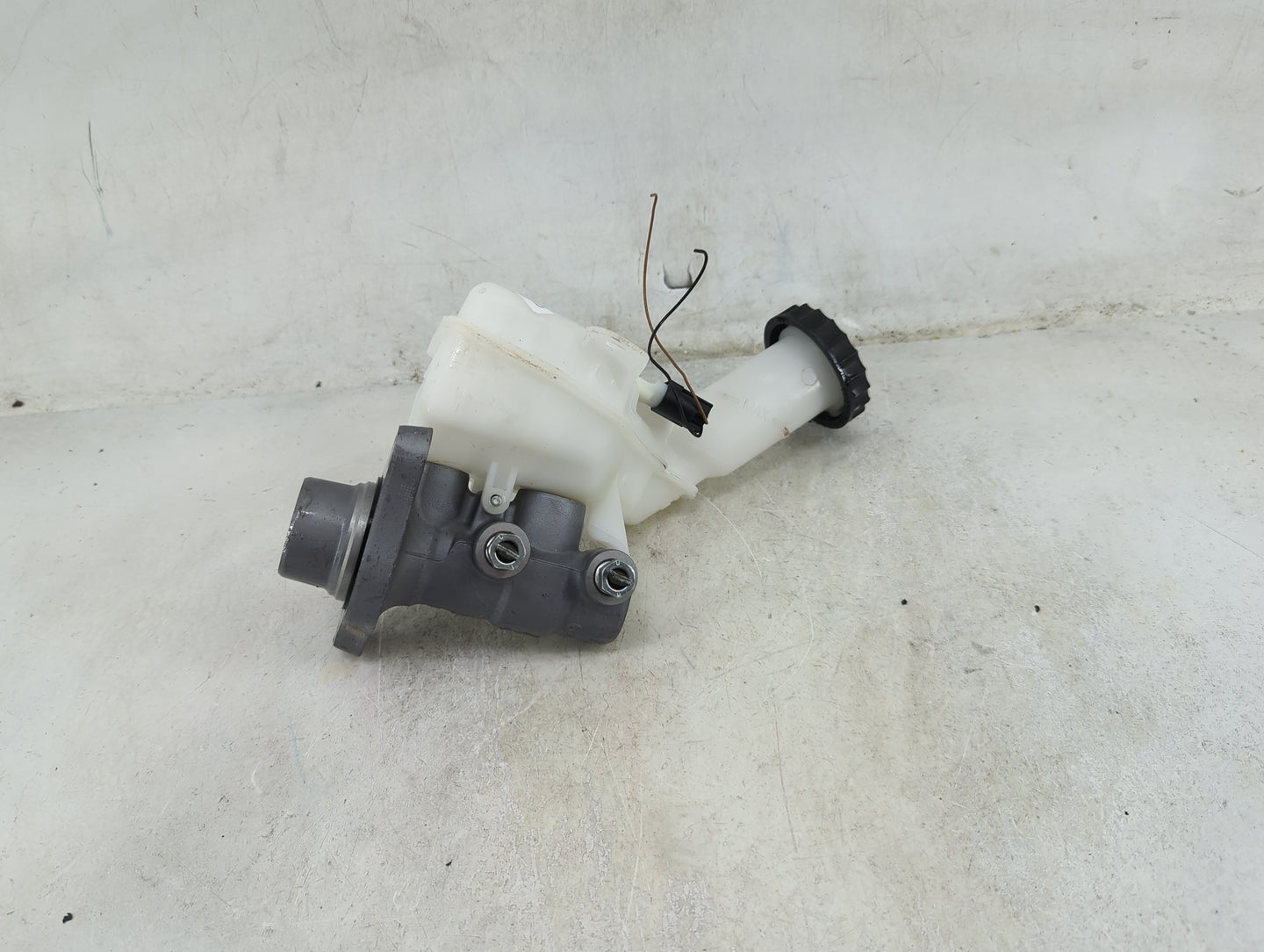 2018-2018 Mitsubishi Eclipse Cross Brake Master Cylinder - Oemusedautoparts1.com