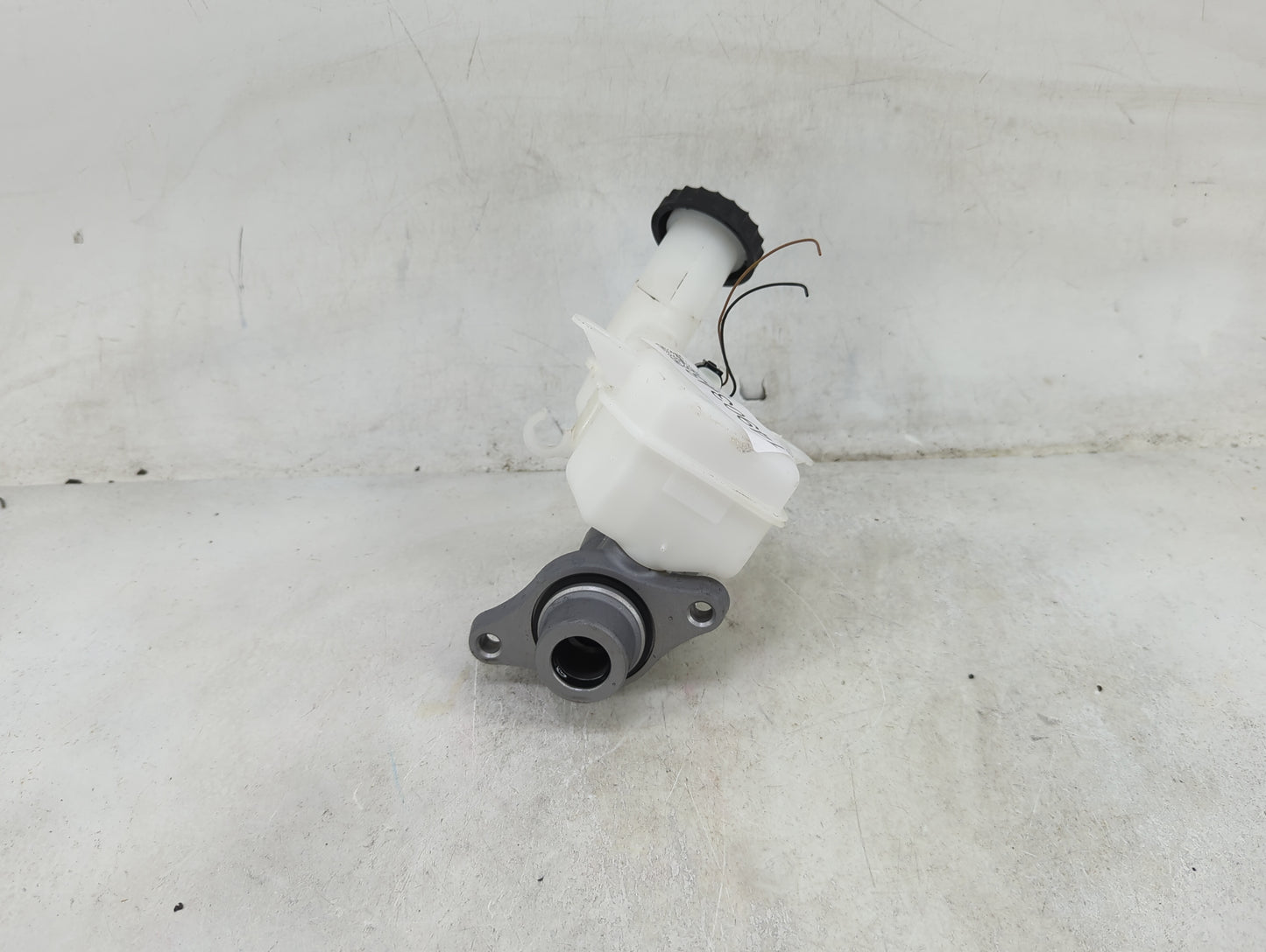 2018-2018 Mitsubishi Eclipse Cross Brake Master Cylinder - Oemusedautoparts1.com